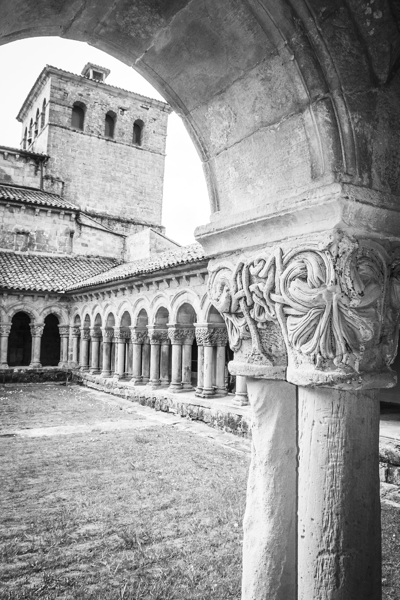 Canon EF-S 17-55mm F2.8 IS USM sample photo. Cloister colegiata santillana del mar photography