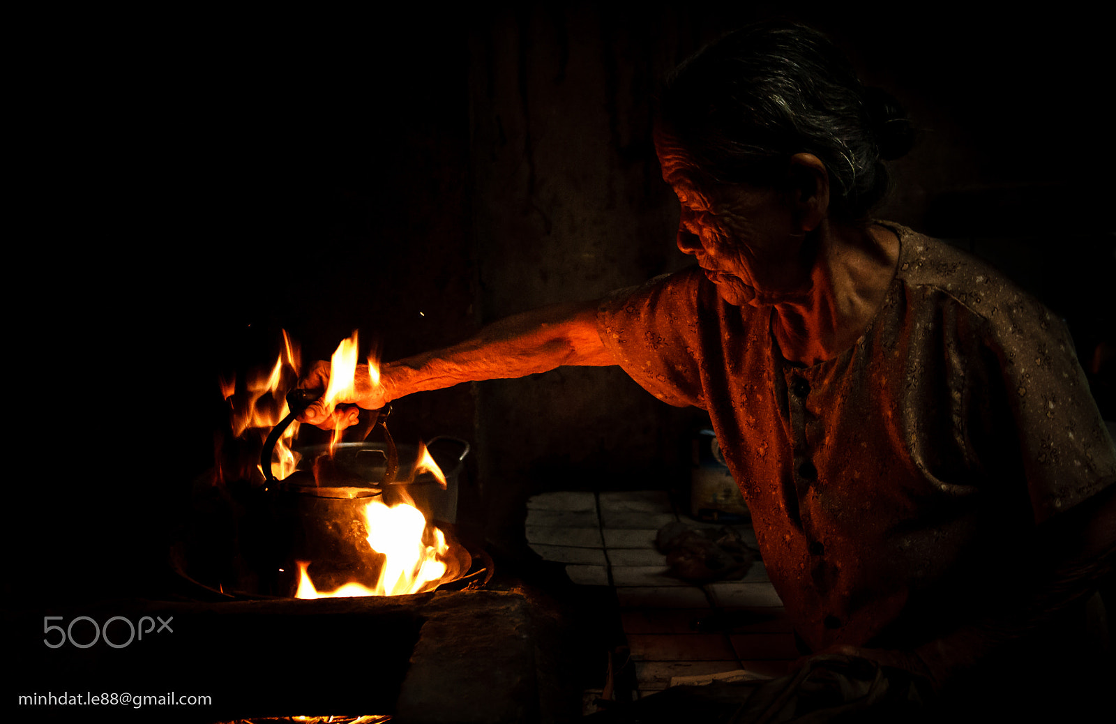 Tamron SP AF 17-50mm F2.8 XR Di II LD Aspherical (IF) sample photo. Fire and hands photography