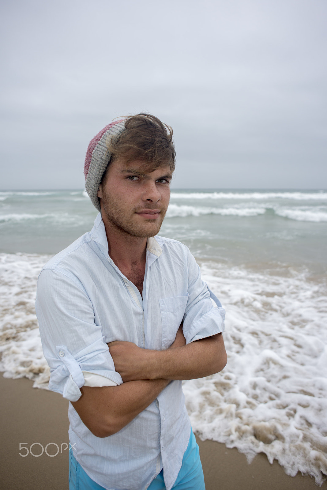 Nikon D600 + Nikon AF Nikkor 24mm F2.8D sample photo. Young man at beach with beeny on head. photography