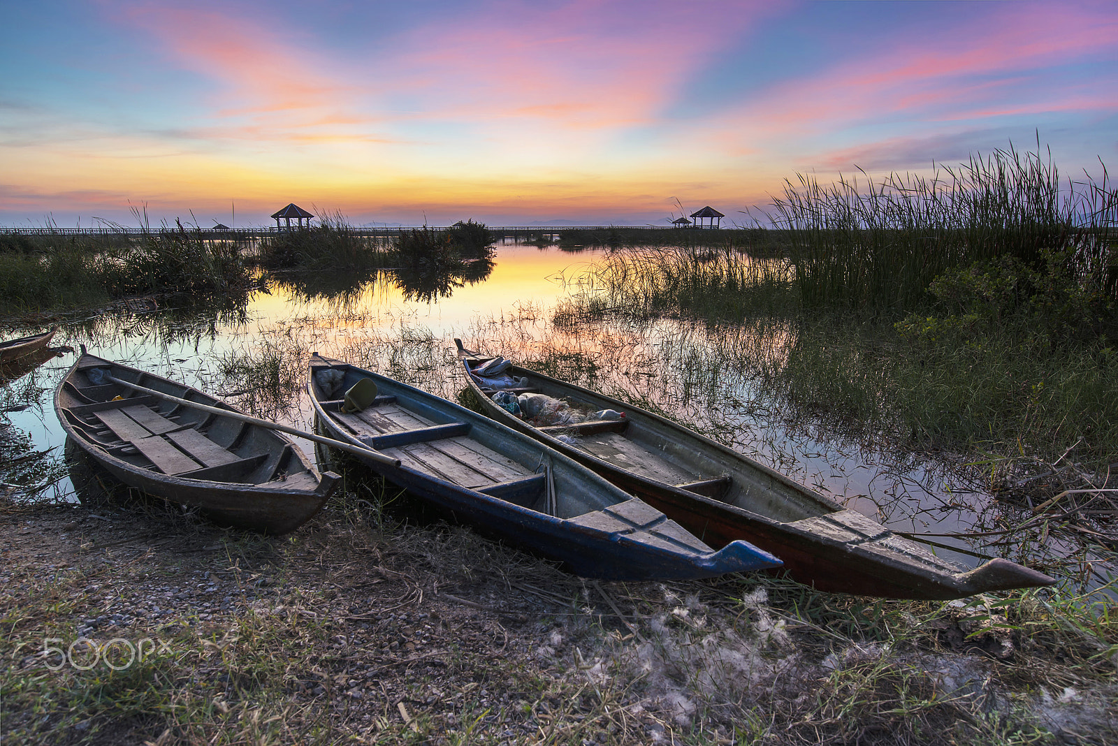 Nikon D800 + Nikon AF-S Nikkor 18-35mm F3.5-4.5G ED sample photo. Thai fishing boat g fish at sunset photography