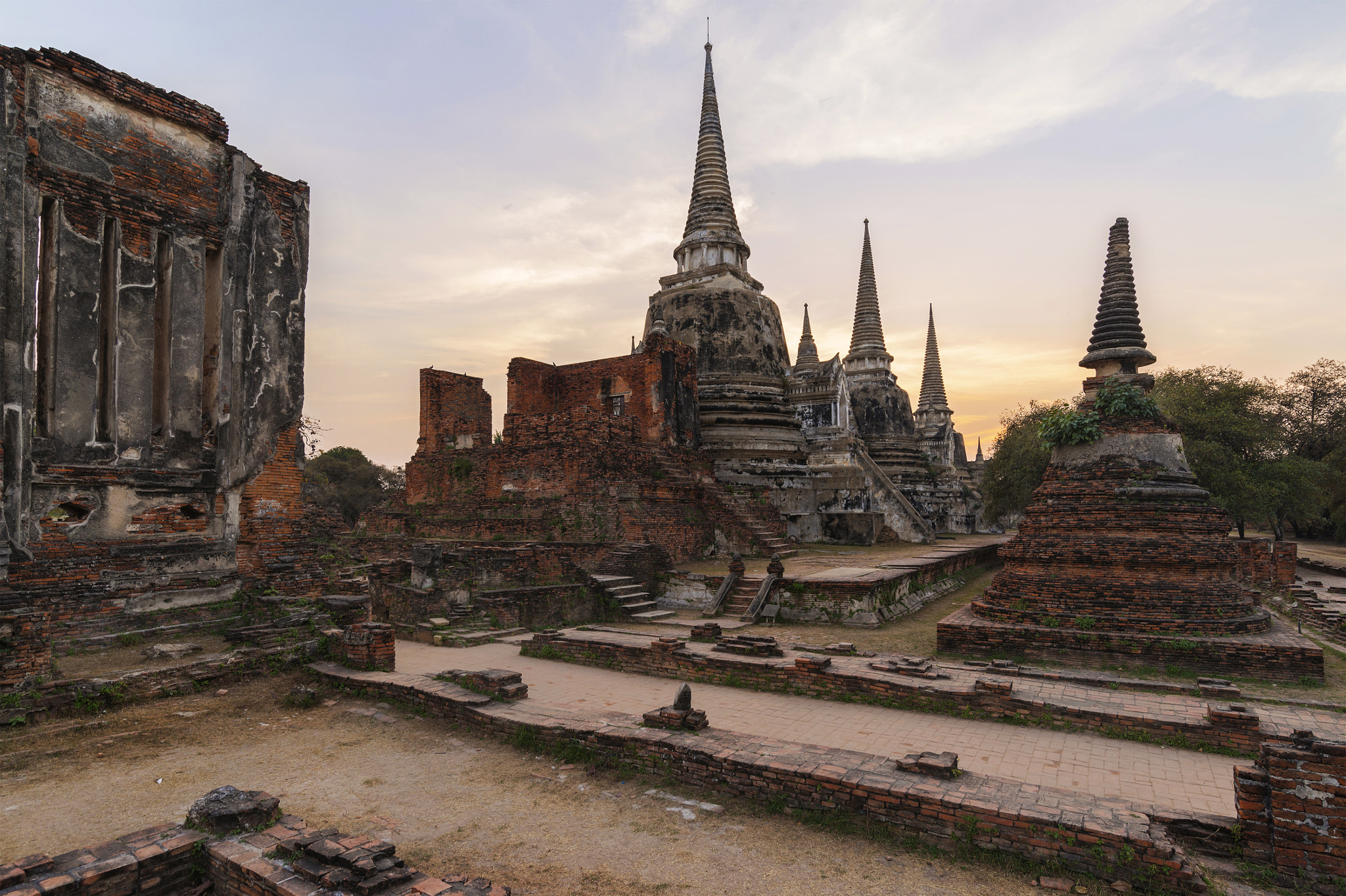 Nikon D800 + Nikon AF-S Nikkor 18-35mm F3.5-4.5G ED sample photo. Sunset phrasisanpeth temple in ayutthaya historical park thailan photography