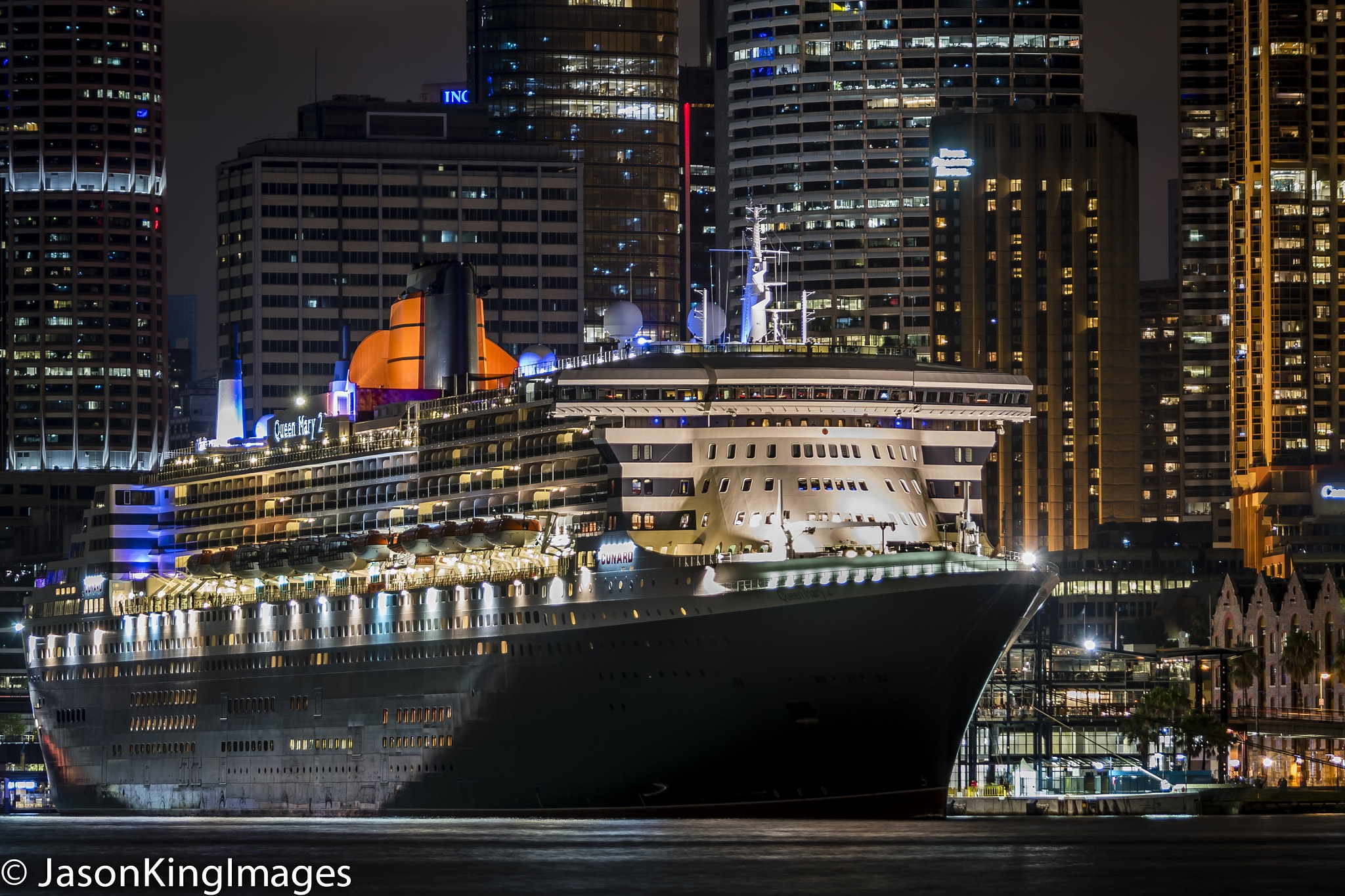 Nikon D810 + Nikon AF-S DX Nikkor 55-300mm F4.5-5.6G ED VR sample photo. Queen mary 2 at circular quay in sydney last night photography