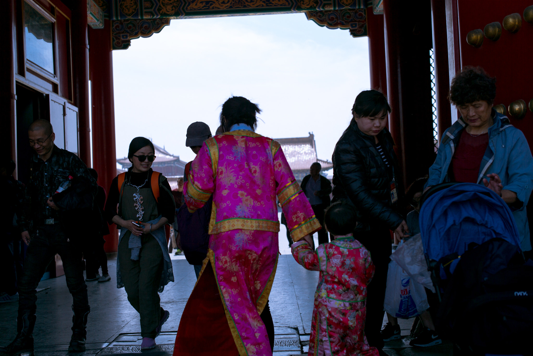Leica Summilux-M 50mm F1.4 ASPH sample photo. Dressed in costume tourists photography