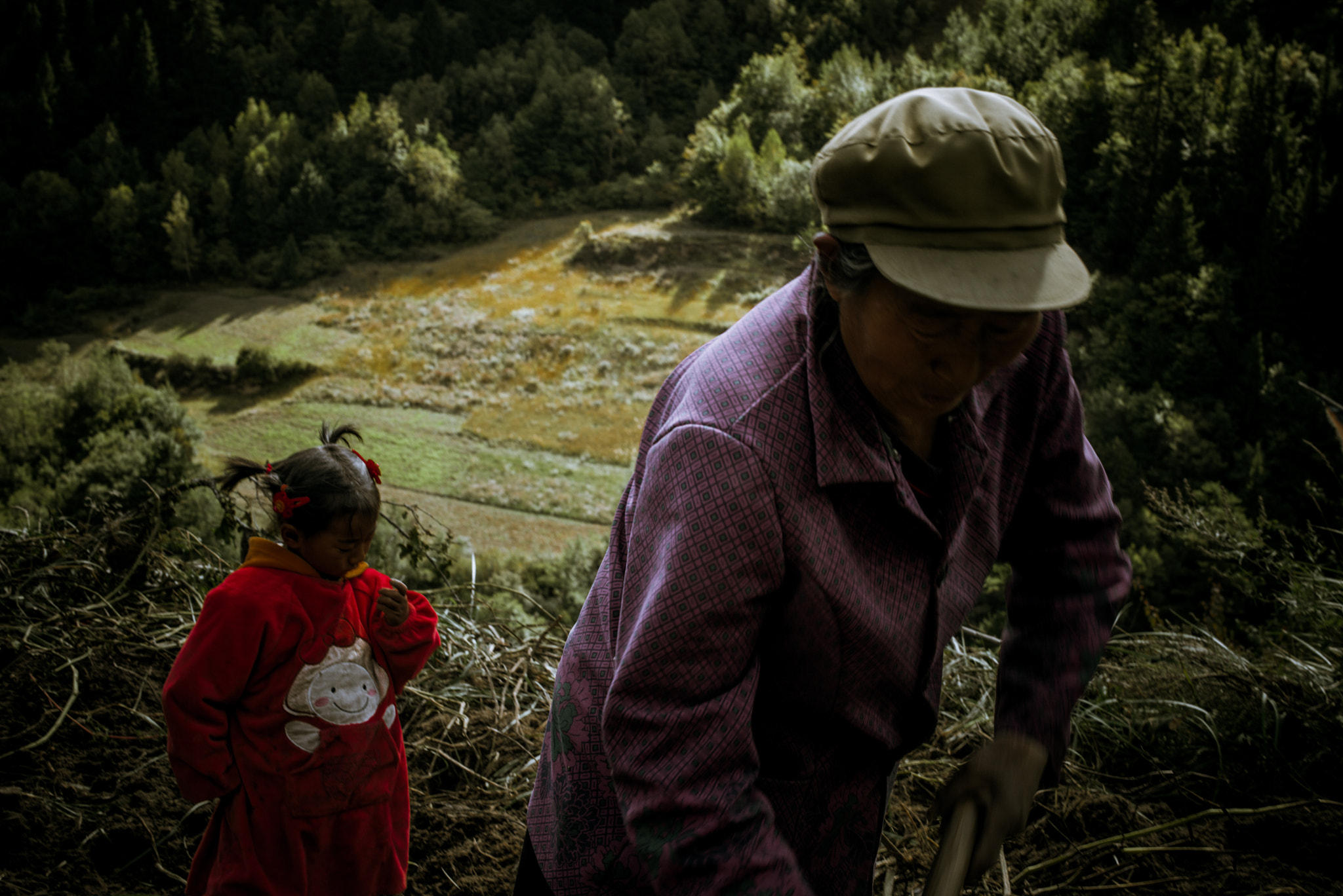 Leica Summilux-M 50mm F1.4 ASPH sample photo. A farmer and a girl photography