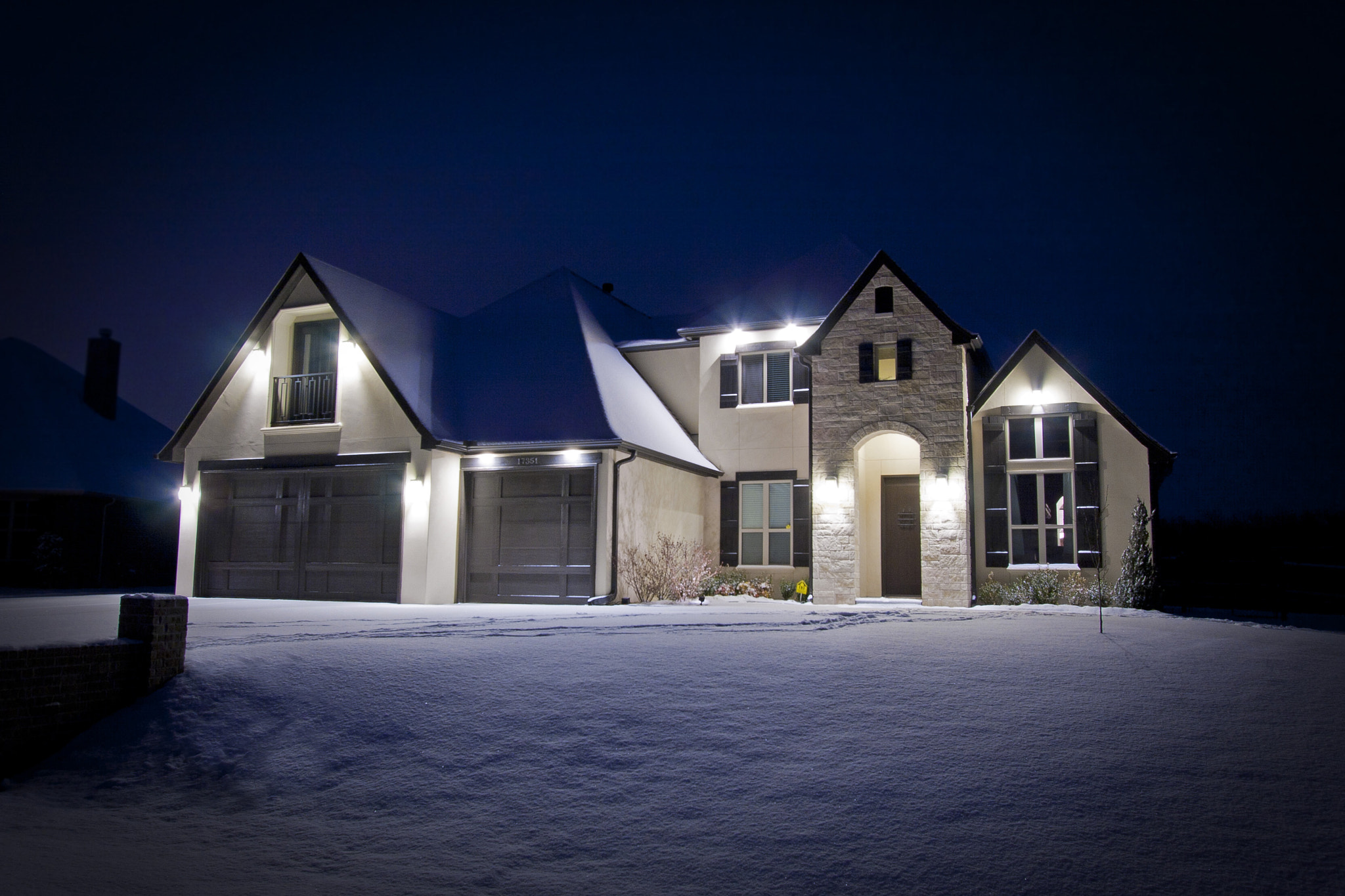 Canon EF-S 10-22mm F3.5-4.5 USM sample photo. Snowy night photography
