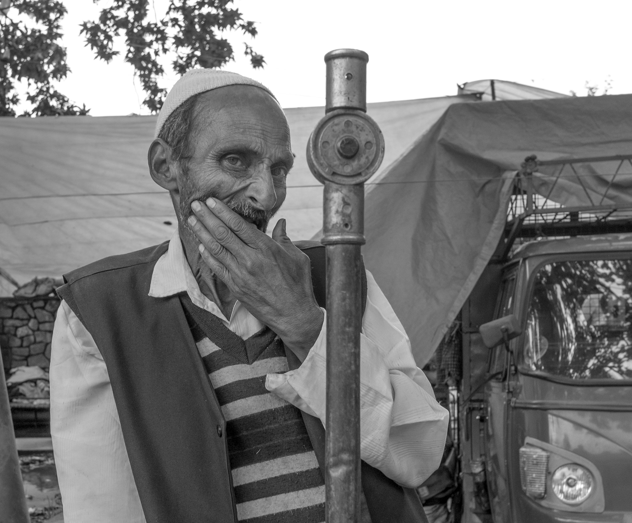 Fujifilm X-T1 + Fujifilm XF 18mm F2 R sample photo. Banana salesman photography