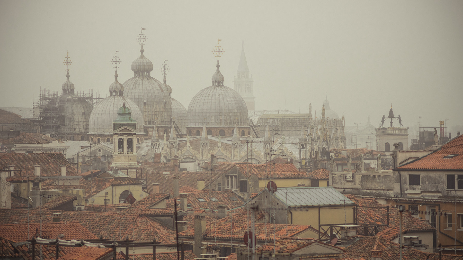 Olympus OM-D E-M5 II + Olympus M.Zuiko Digital ED 75mm F1.8 sample photo. Venice rooftops photography