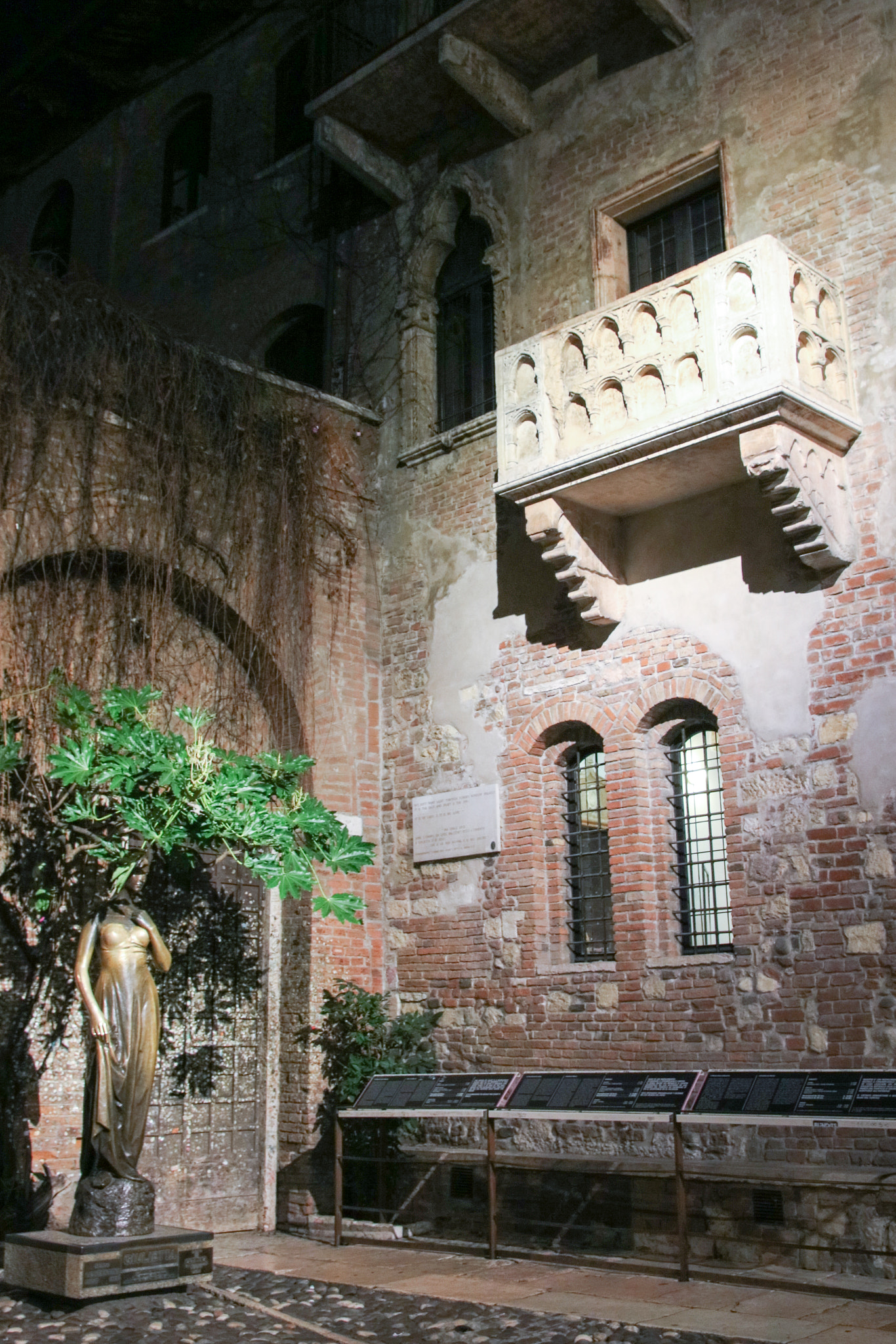 Canon EOS 760D (EOS Rebel T6s / EOS 8000D) sample photo. Verona centro photography