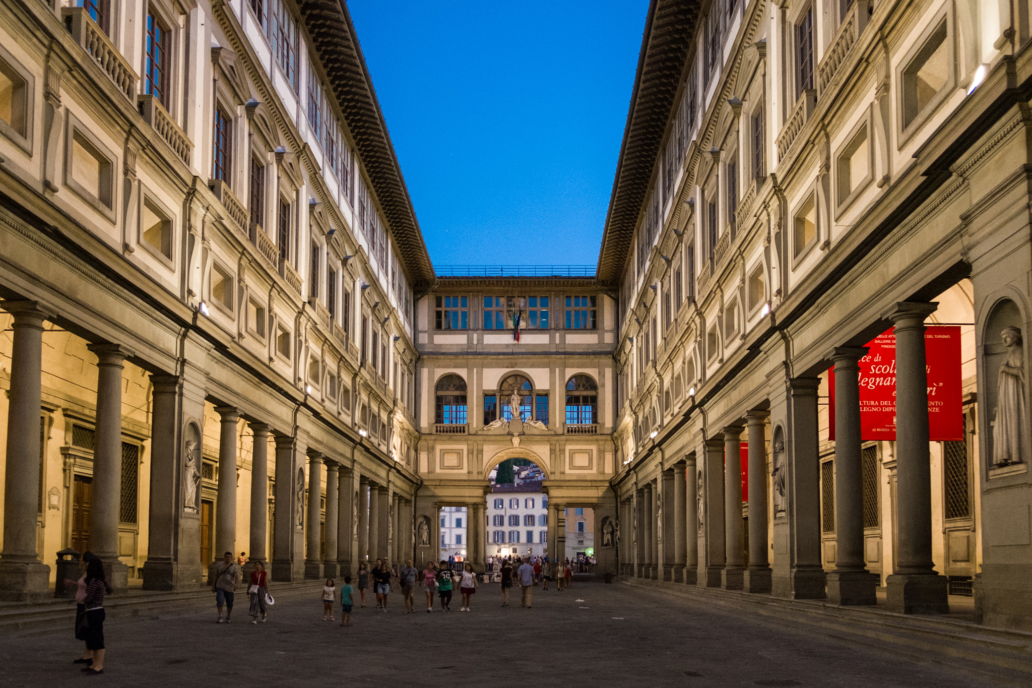 Fujifilm X-E2S + Fujifilm XF 18-55mm F2.8-4 R LM OIS sample photo. Uffizi gallery photography