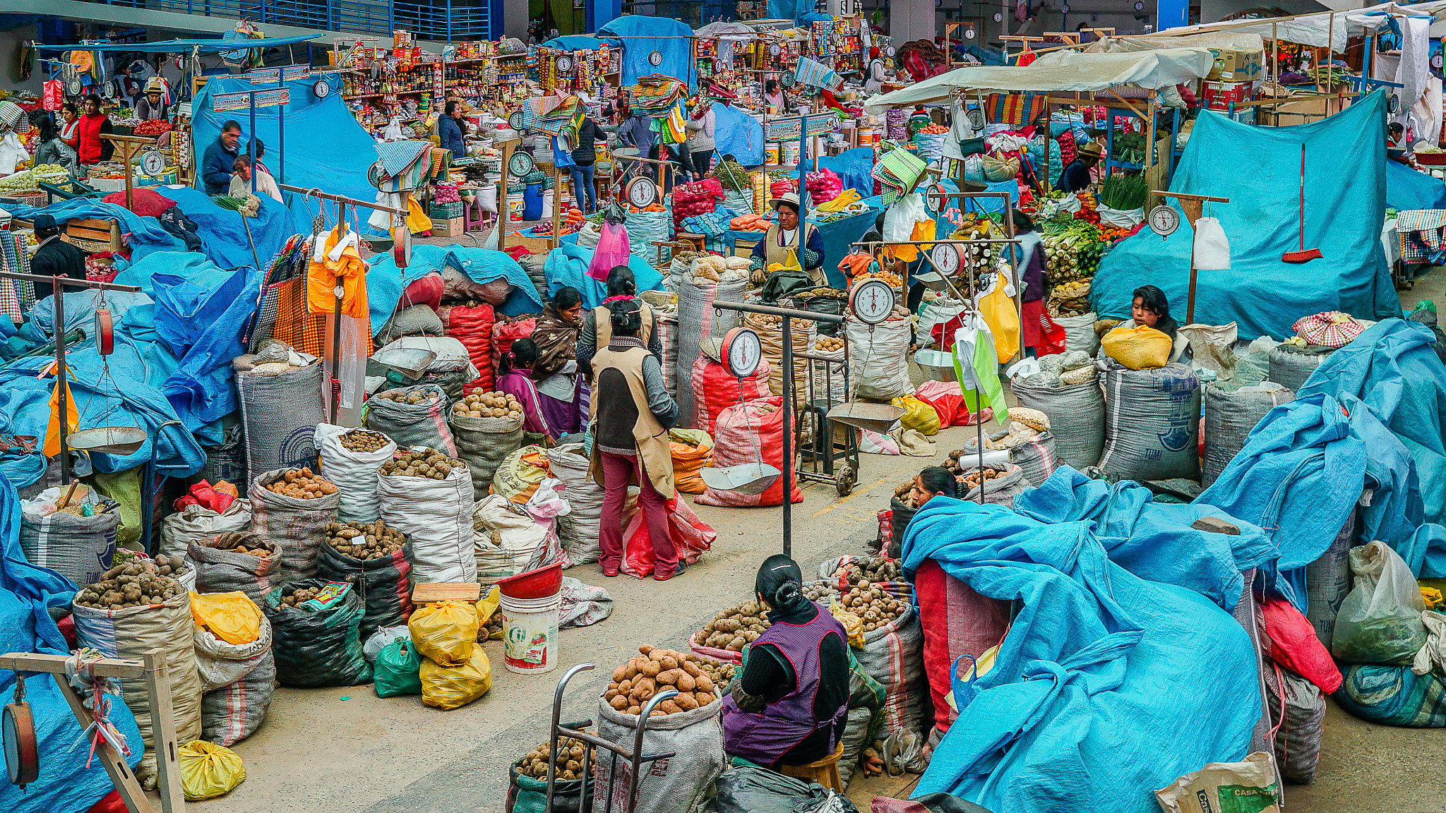 Sony a7 + Sony Sonnar T* FE 35mm F2.8 ZA sample photo. Urubamba's market photography