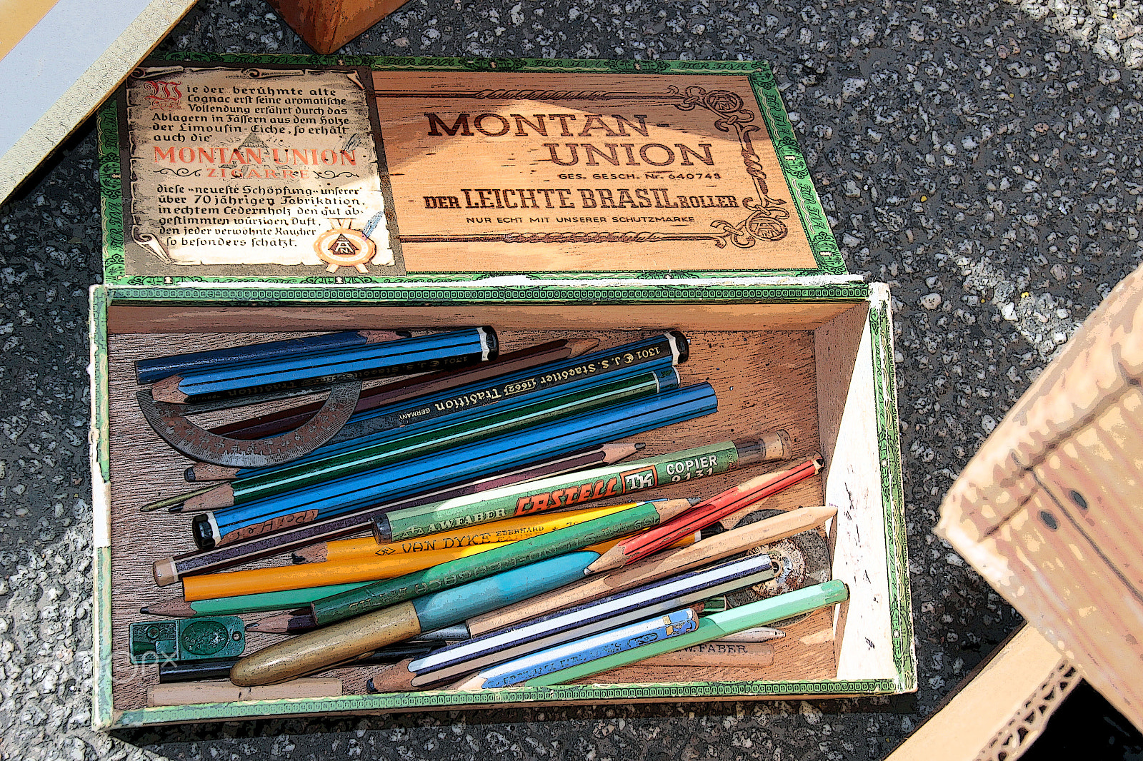 Sigma 18-250mm F3.5-6.3 DC OS HSM sample photo. Crayons photography