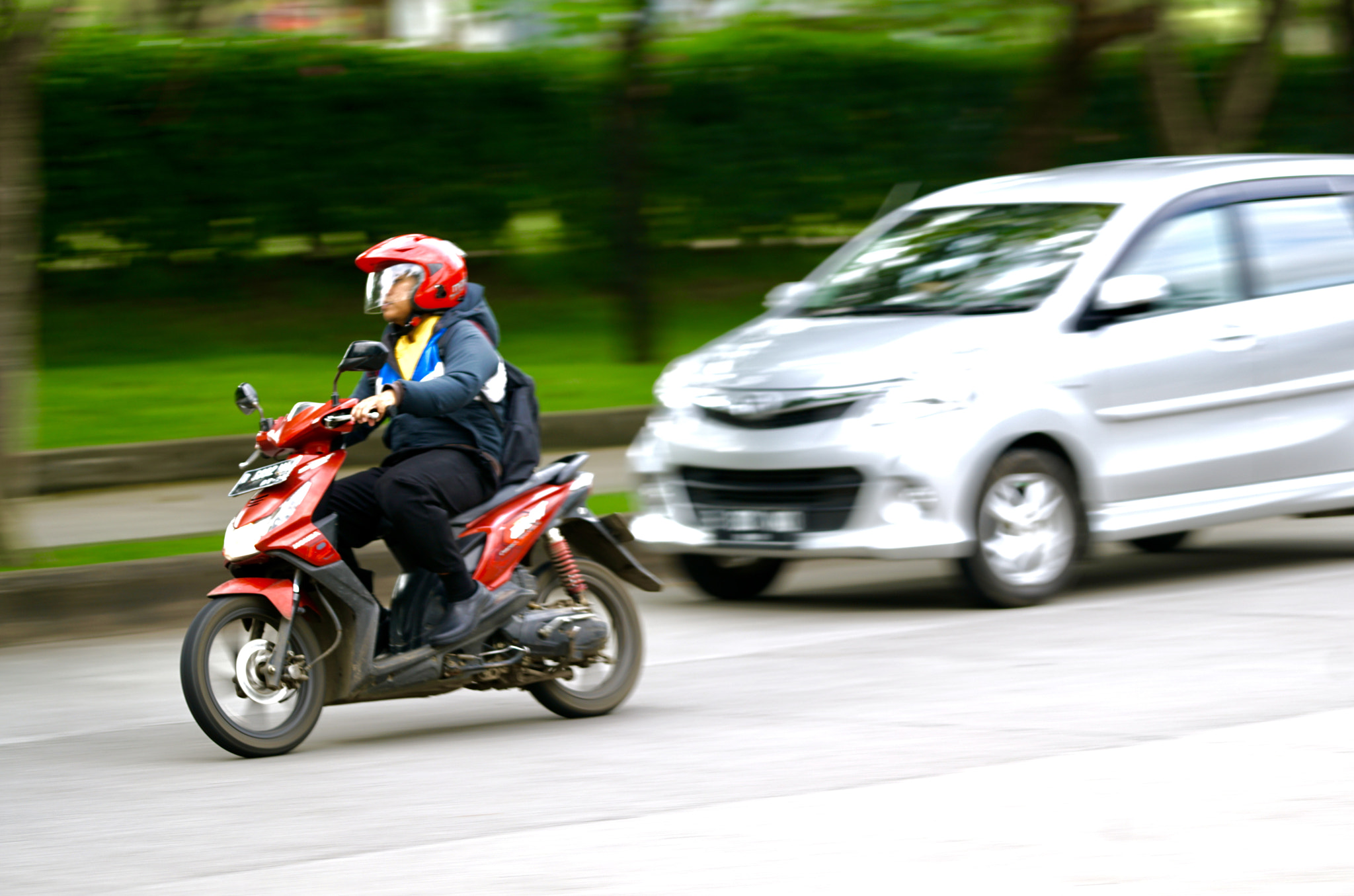 Sony FE 70-200mm F4 G OSS sample photo. Street race photography