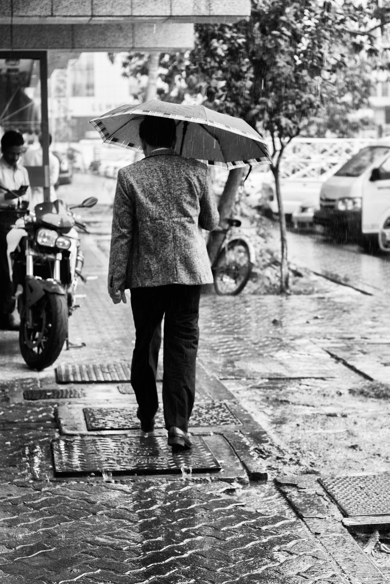 Sony a6000 sample photo. Man in umbrella photography