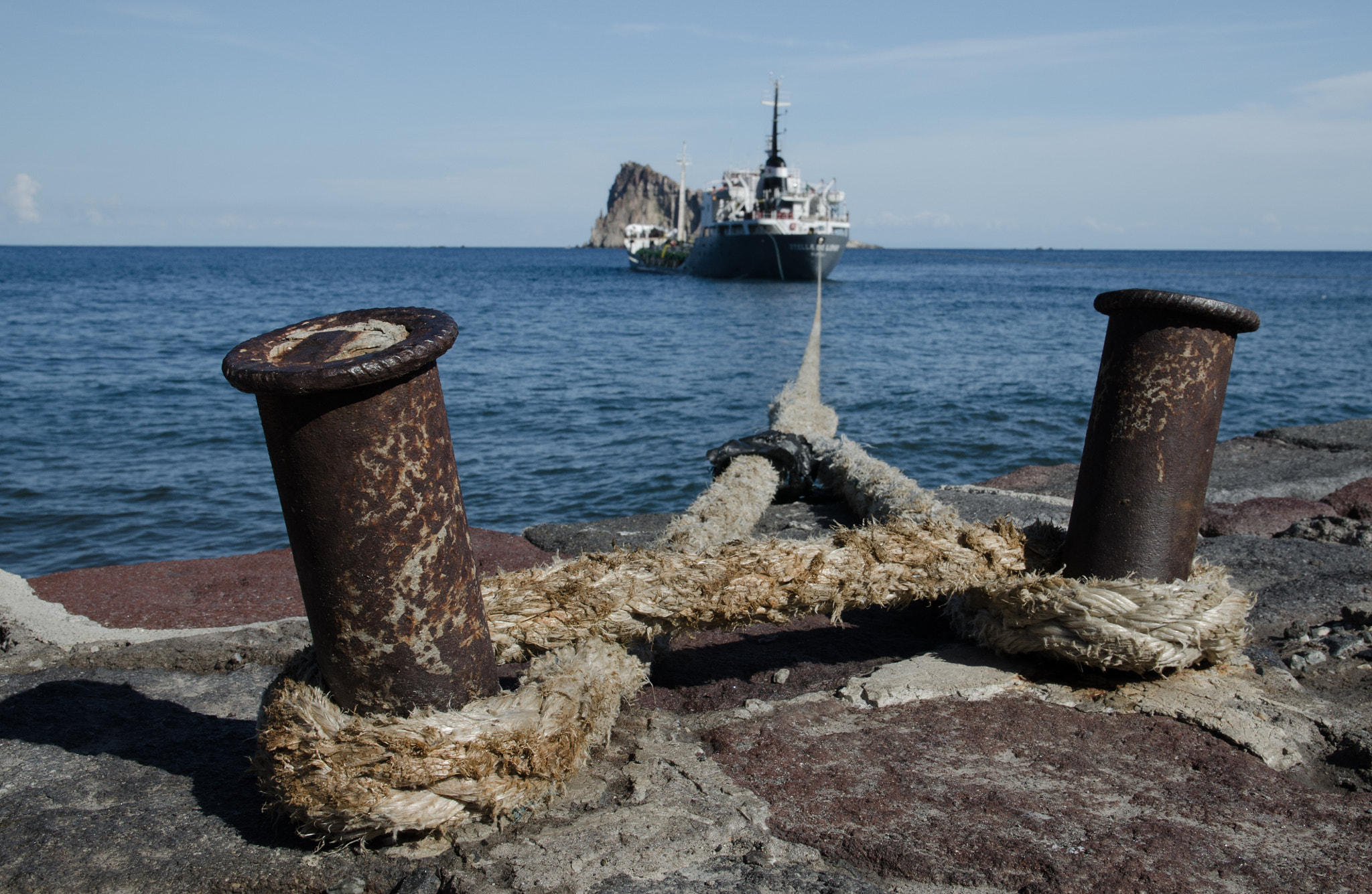 Nikon D5100 + Sigma 17-70mm F2.8-4 DC Macro OS HSM | C sample photo. Waiting the departure photography