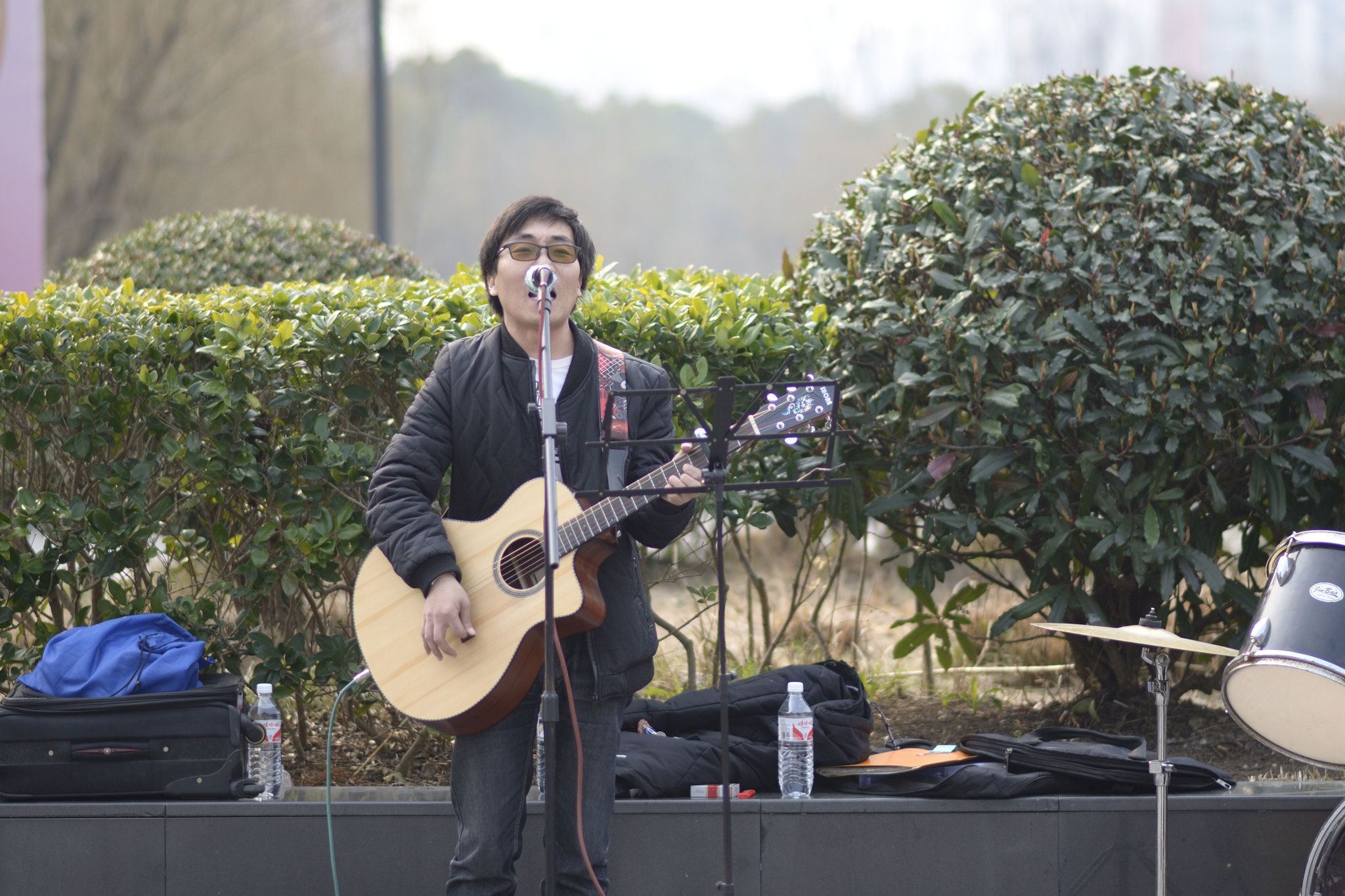 Nikon D7000 + Nikon AF-S Nikkor 85mm F1.8G sample photo. A guy playing guitar photography