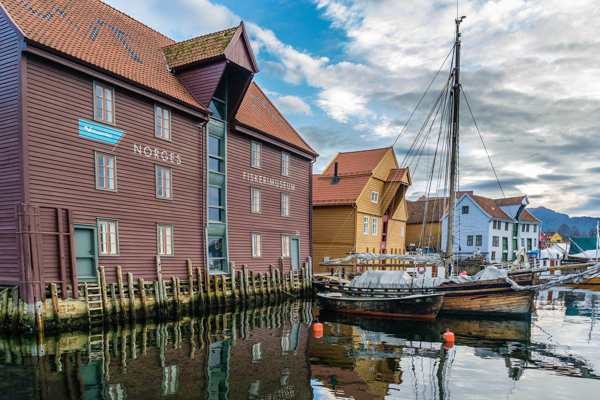 Samsung NX30 + Samsung NX 18-55mm F3.5-5.6 OIS sample photo. "norwegian fisheries museum" photography