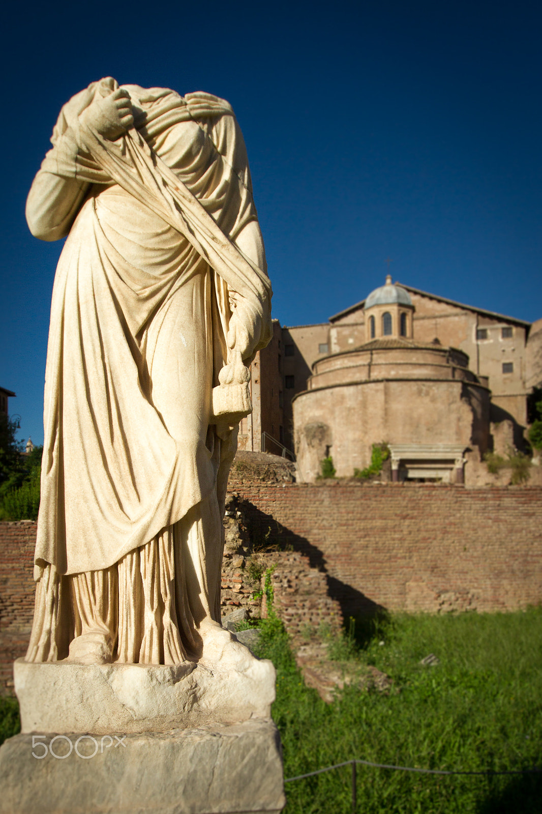 Canon EF 16-35mm F2.8L II USM sample photo. Headless statue of woman photography