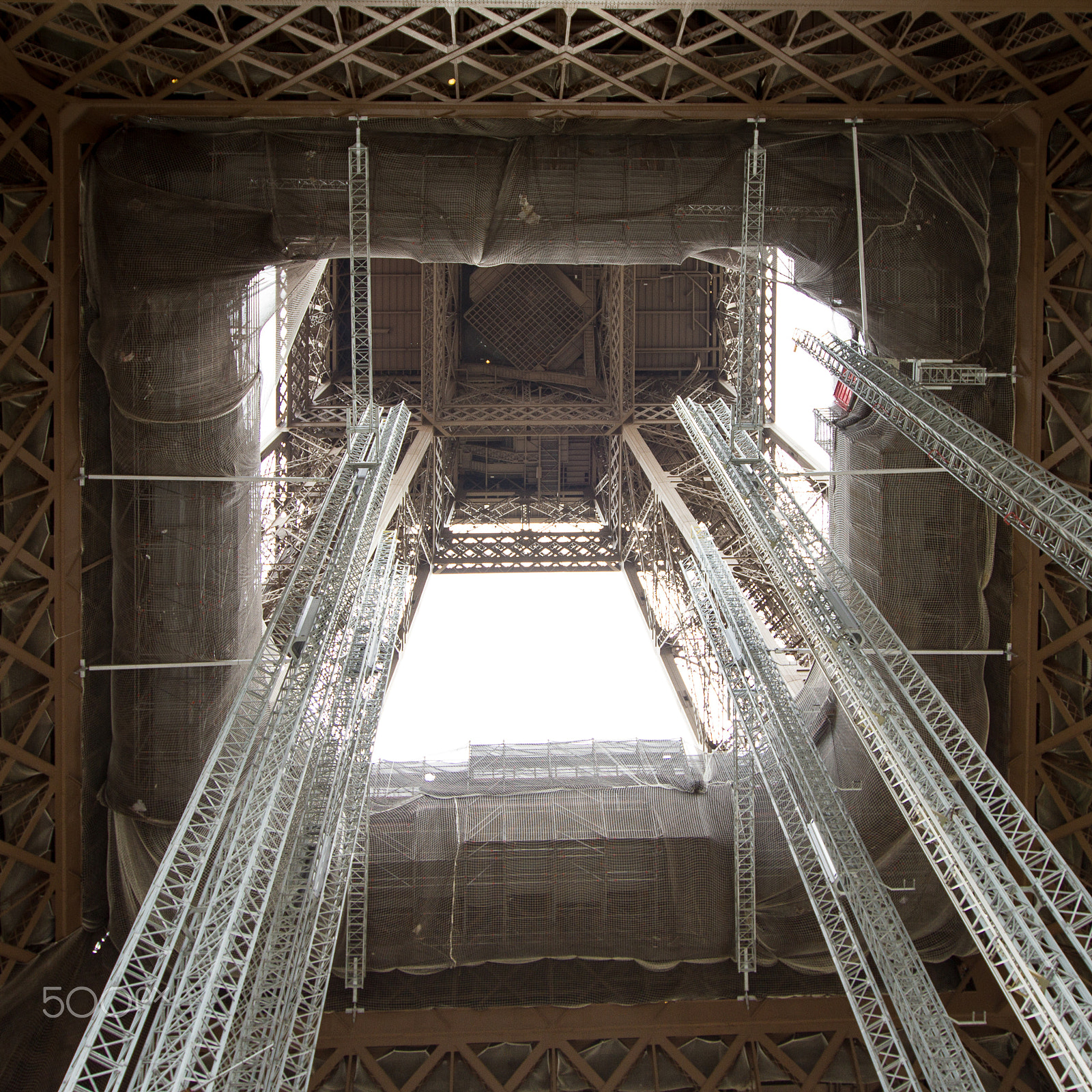 Canon EOS 7D + Canon EF 16-35mm F2.8L II USM sample photo. Structures inside eiffel tower photography