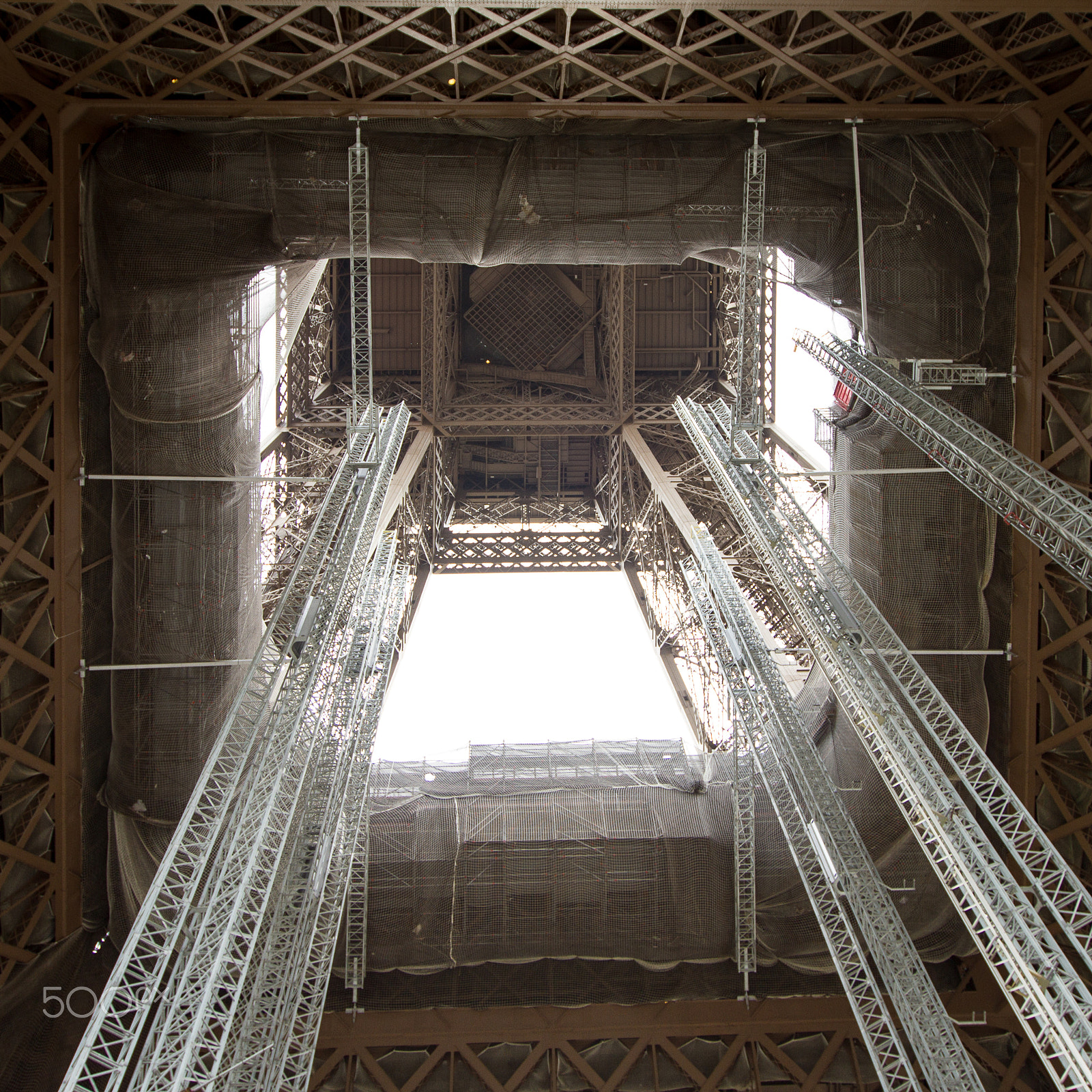 Canon EF 16-35mm F2.8L II USM sample photo. Structures inside eiffel tower photography