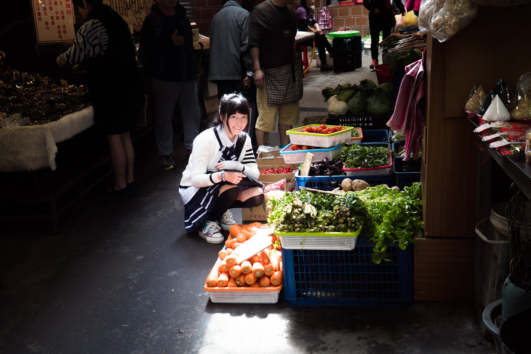 Sony a7S + Sony Vario Tessar T* FE 24-70mm F4 ZA OSS sample photo. Girl in market photography