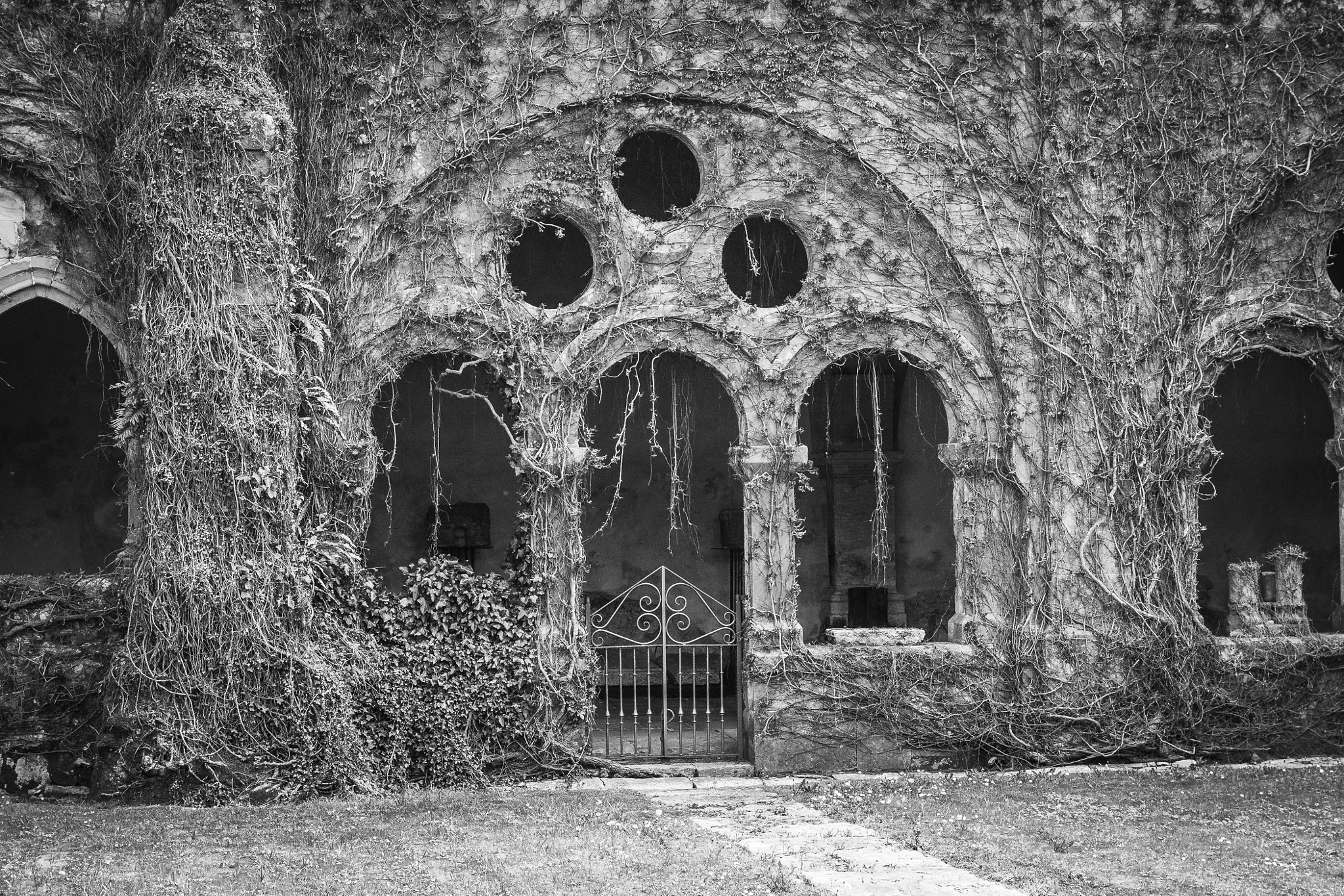 Canon EF-S 17-55mm F2.8 IS USM sample photo. Cloister colegiata santillana del mar photography