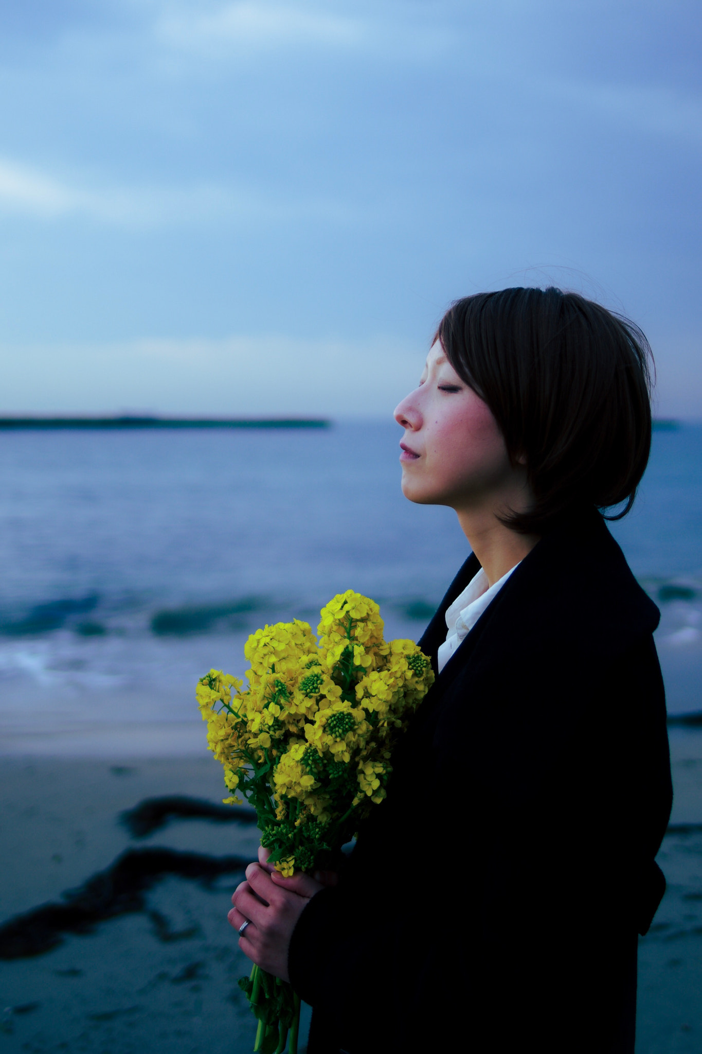 Pentax smc FA 31mm F1.8 AL Limited sample photo. Flowers and girl photography