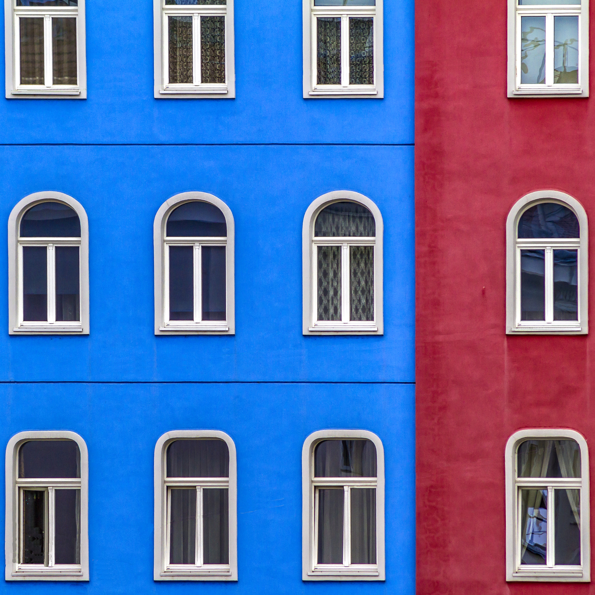 Canon EOS 7D + Canon EF 75-300mm F4.0-5.6 IS USM sample photo. Windows on red and blue photography