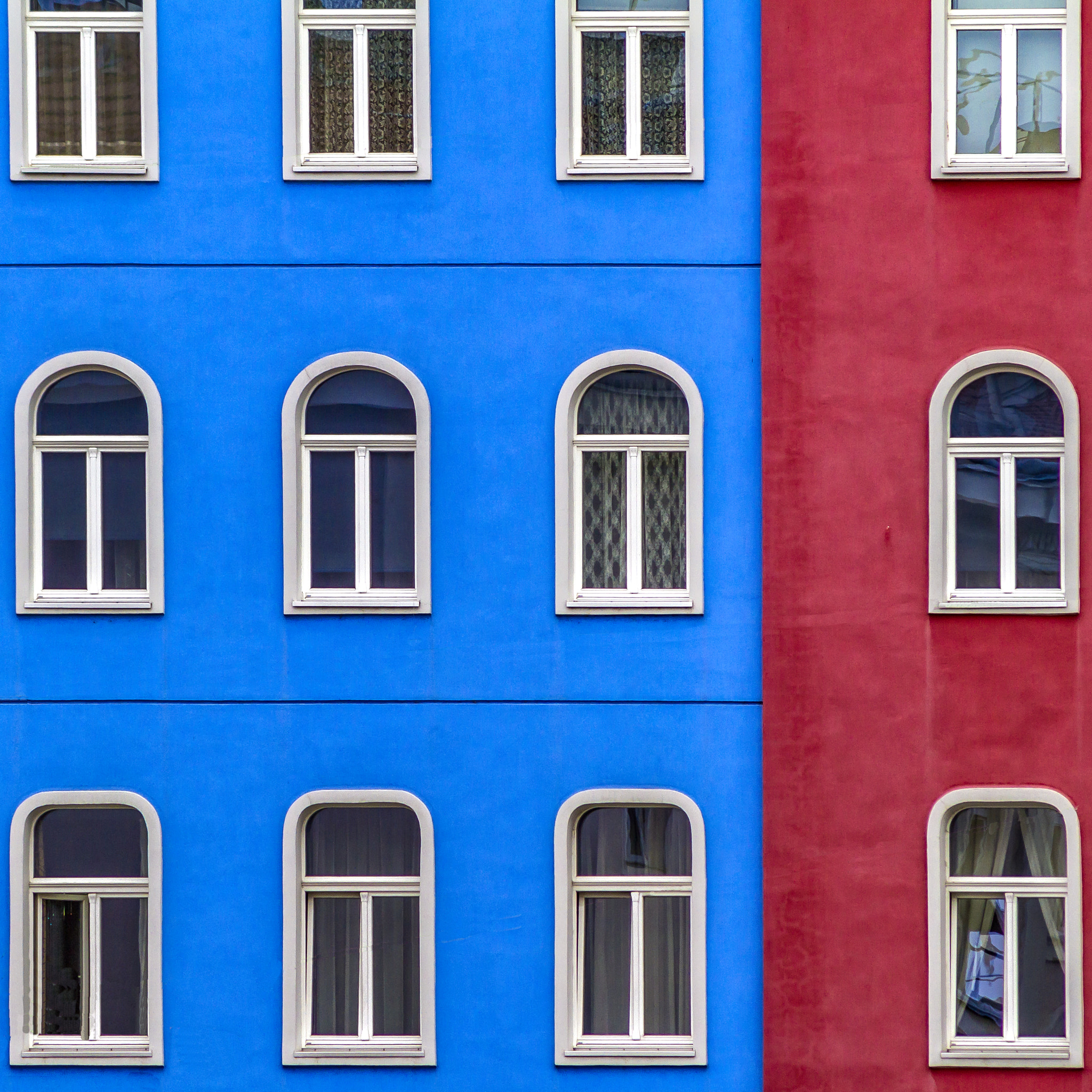 Canon EF 75-300mm F4.0-5.6 IS USM sample photo. Windows on red and blue photography