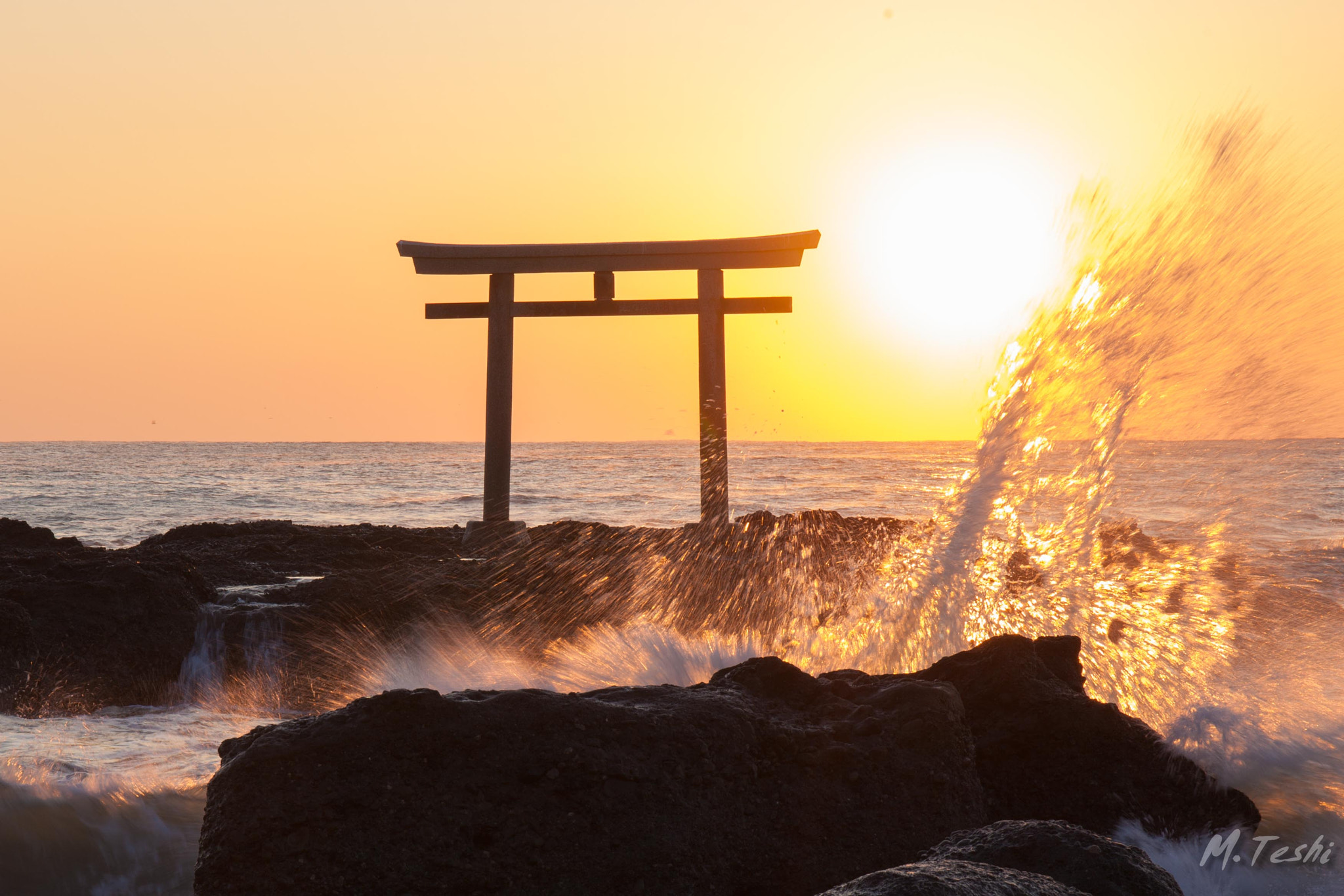 Canon EF 24-70mm F4L IS USM sample photo. Wave splashes illuminated by the morning sun photography