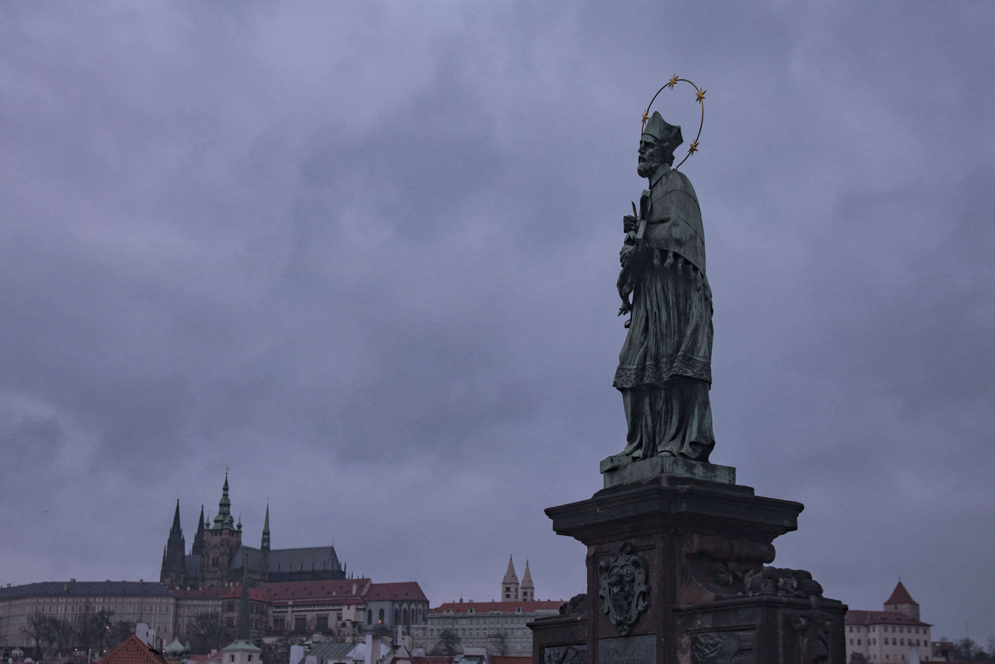 Canon EOS 750D (EOS Rebel T6i / EOS Kiss X8i) + Canon EF-S 17-55mm F2.8 IS USM sample photo. Dawn of prague, czech photography