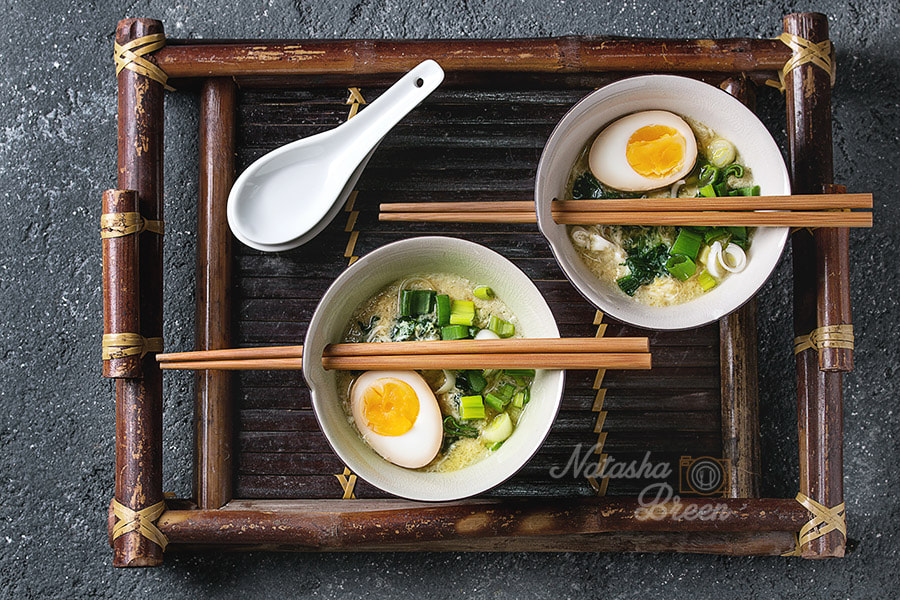 Canon EOS 700D (EOS Rebel T5i / EOS Kiss X7i) + Canon EF 70-200mm F4L IS USM sample photo. Asian soup with eggs, onion and spinach photography