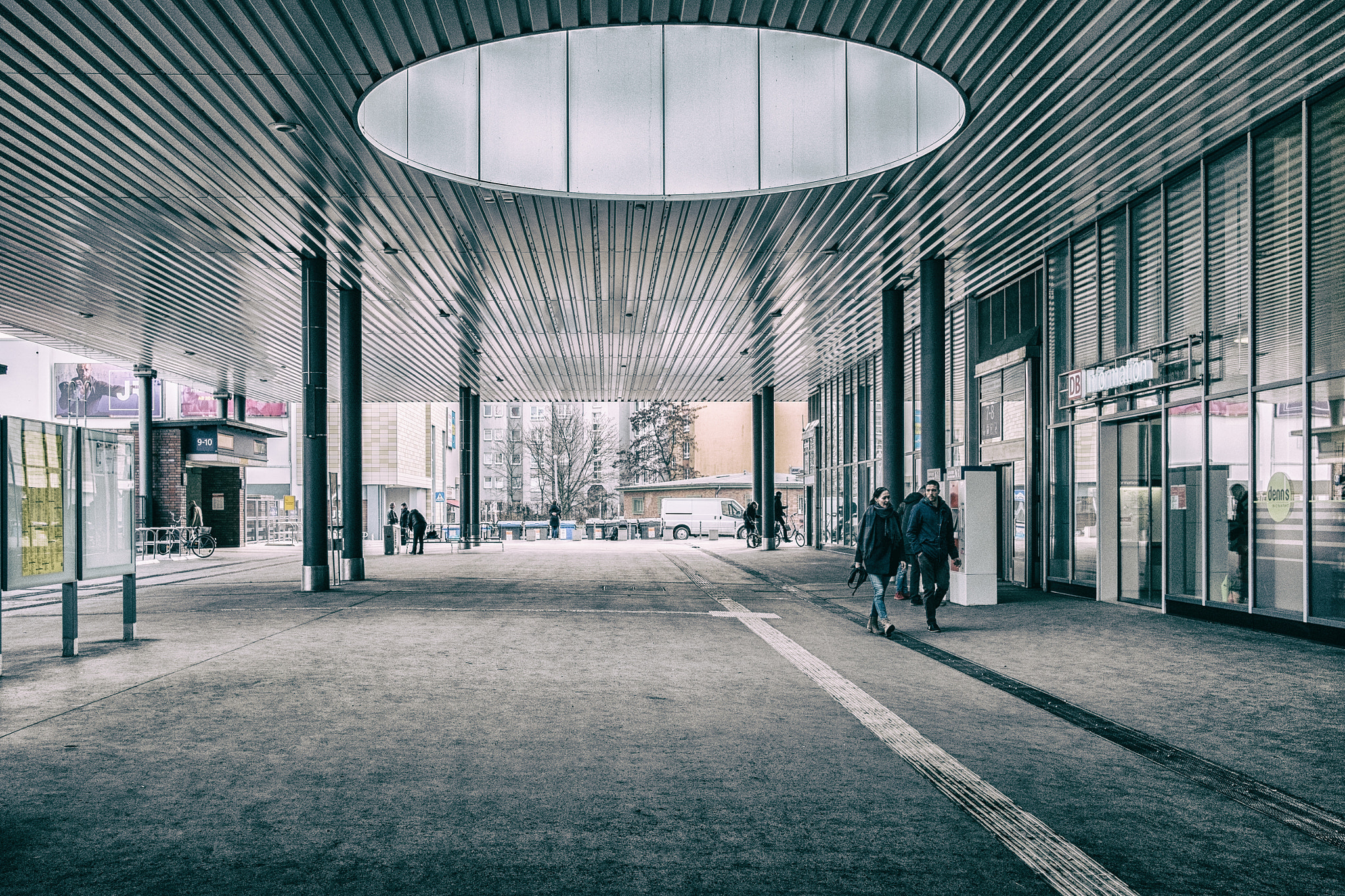 Fujifilm X-E1 sample photo. At the station photography