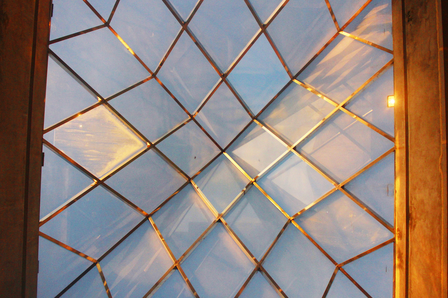 Canon EF-S 18-55mm F3.5-5.6 IS sample photo. Feeling the ceiling. photography