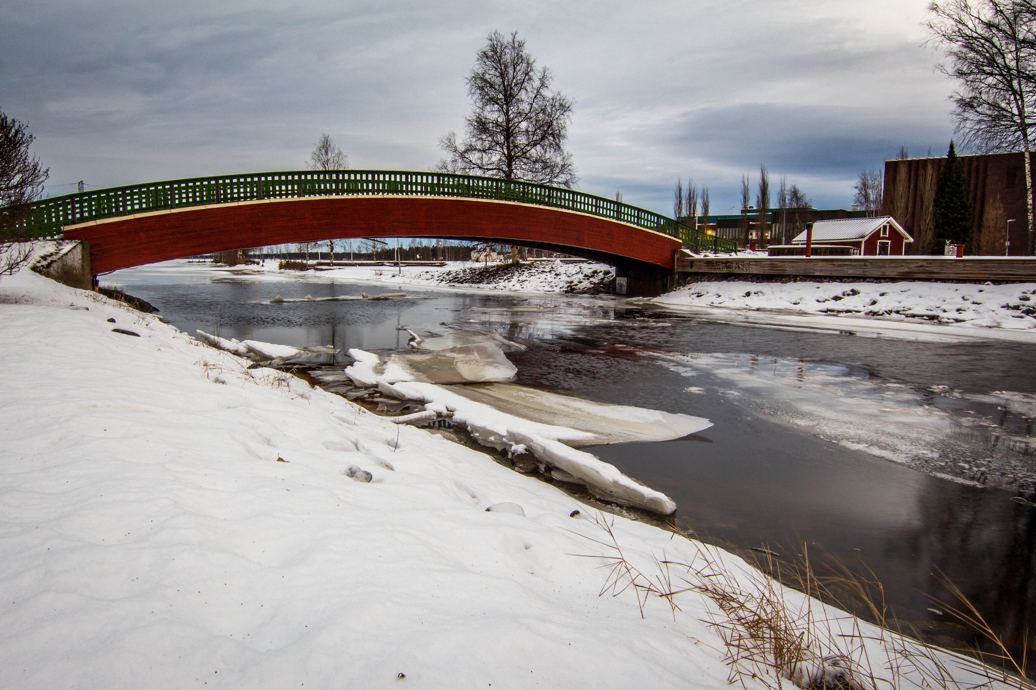 Canon EOS 700D (EOS Rebel T5i / EOS Kiss X7i) + Tokina AT-X Pro 11-16mm F2.8 DX sample photo. Bridge over icy waters photography