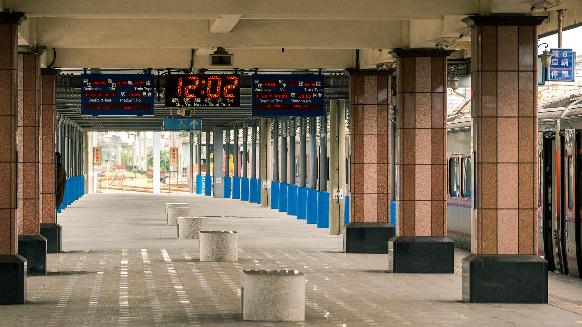 Nikon AF-S Nikkor 70-200mm F4G ED VR sample photo. Railway station at hualian, taiwan photography