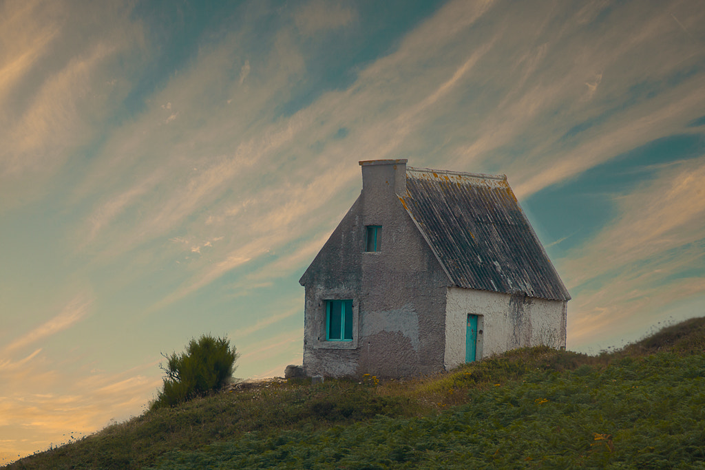 150-600mm F5-6.3 DG OS HSM | Contemporary 015 sample photo. The cottage at the top photography