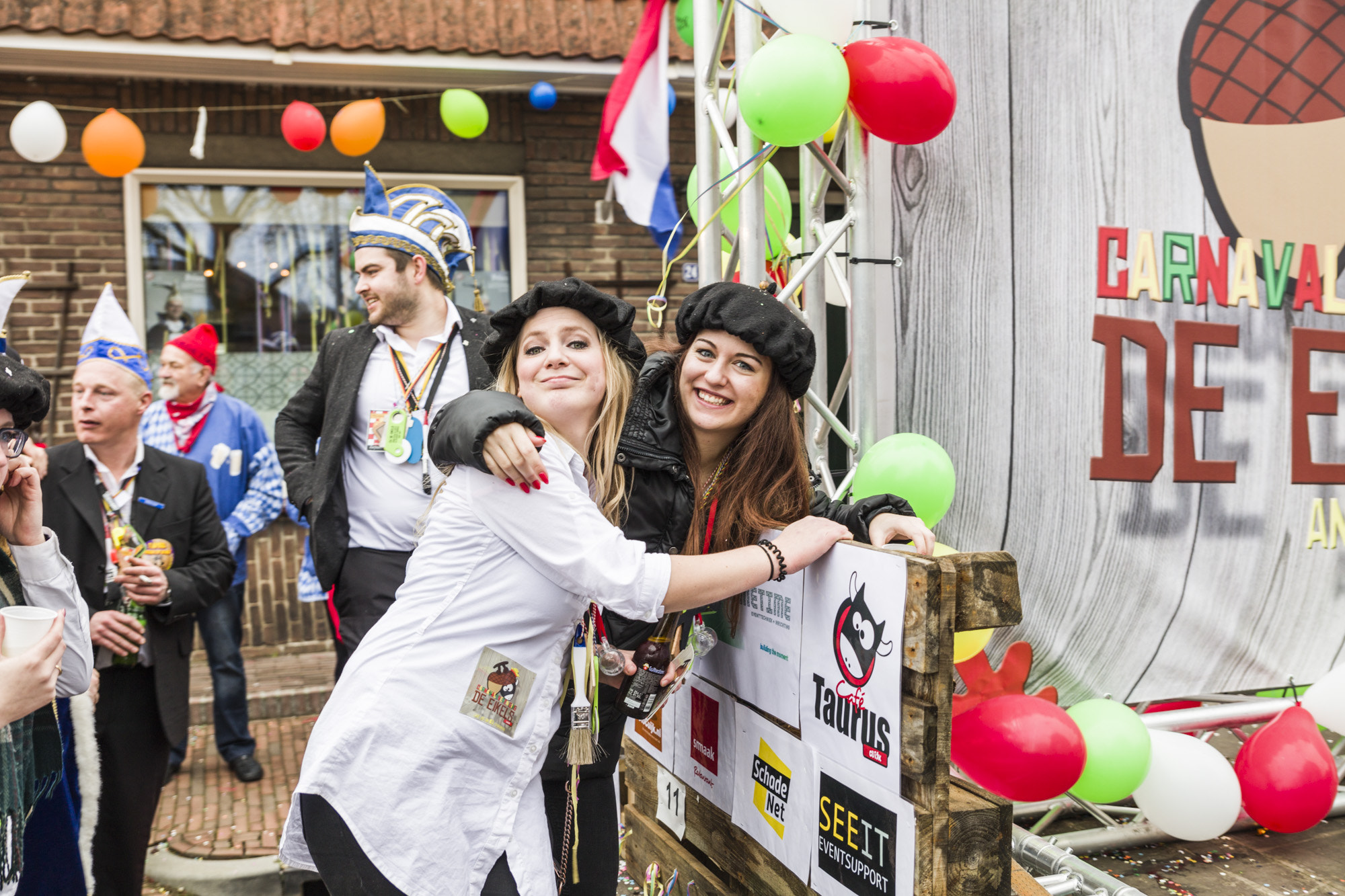 Canon EOS 5DS + Sigma 24-70mm F2.8 EX DG Macro sample photo. Two girls at carnaval photography