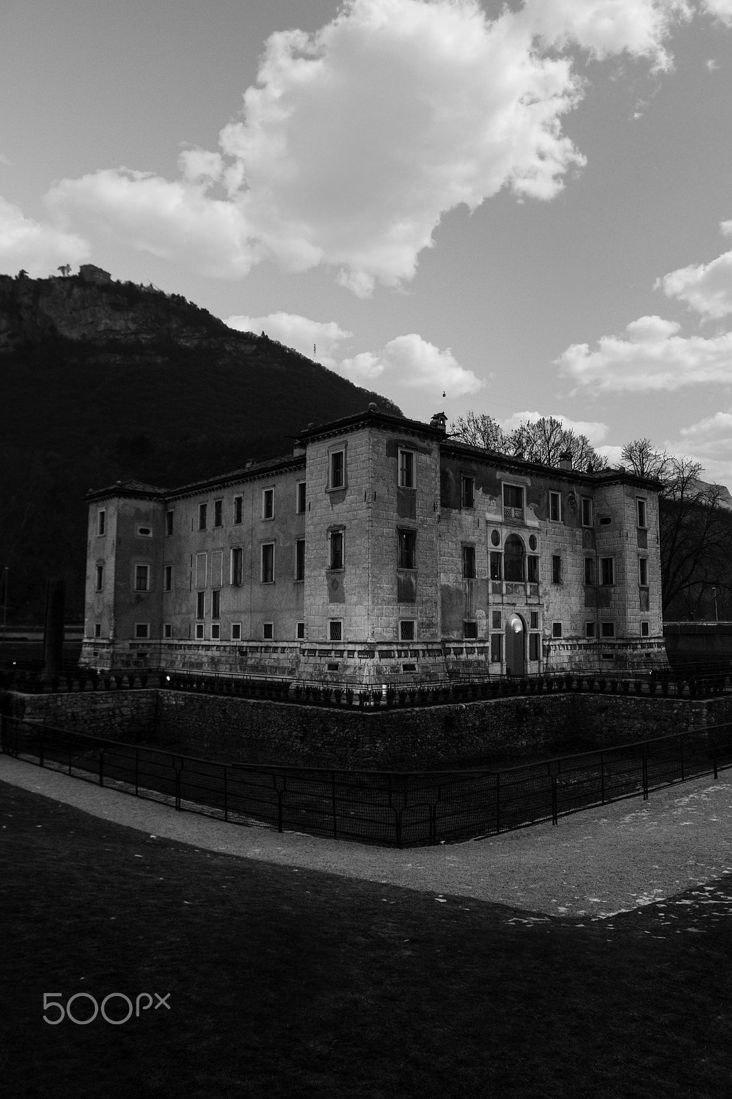 Tamron SP AF 17-50mm F2.8 XR Di II LD Aspherical (IF) sample photo. Palazzo delle albere photography