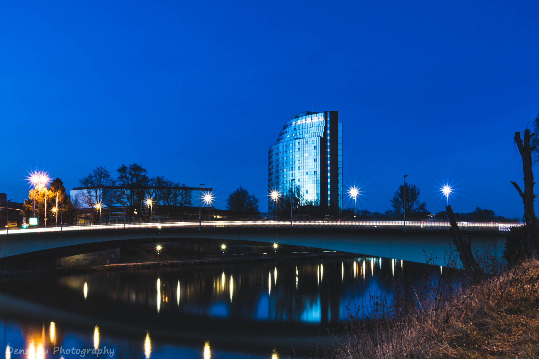 Sony ILCA-77M2 sample photo. Maritimhotel während der blauen stunde photography