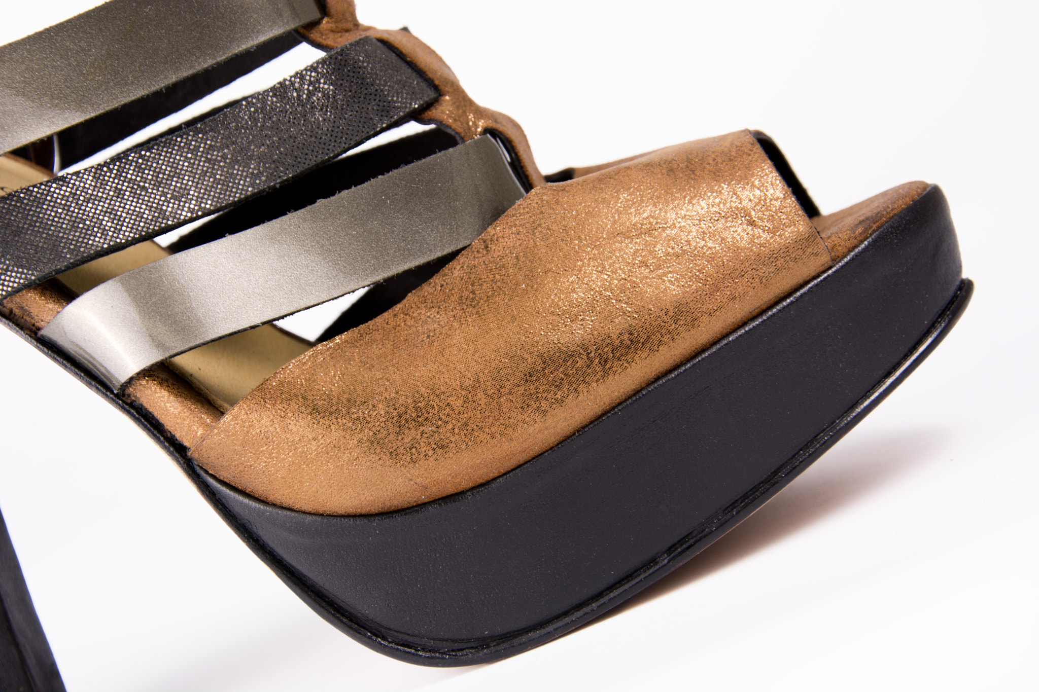 AF Zoom-Nikkor 28-105mm f/3.5-4.5D IF sample photo. Zapatos photography