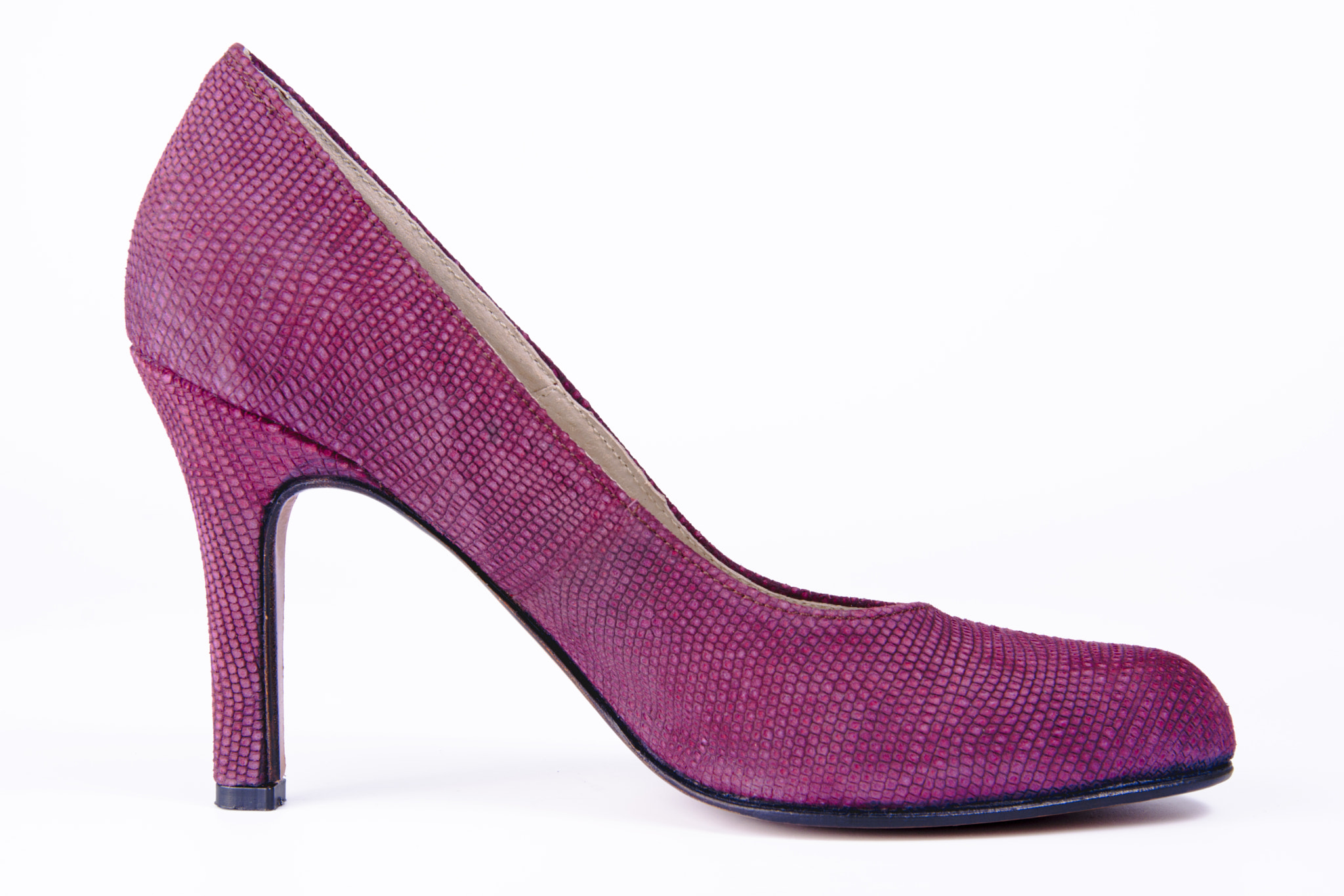 AF Zoom-Nikkor 28-105mm f/3.5-4.5D IF sample photo. Zapatos photography