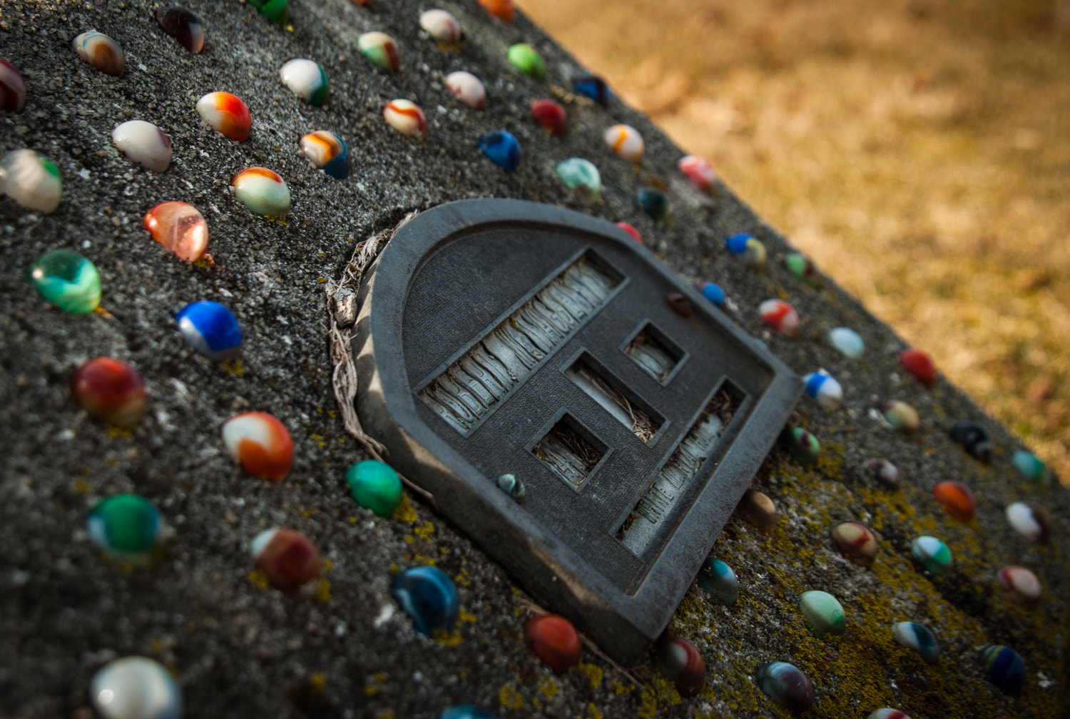 Nikon D200 sample photo. The grave with marbles photography