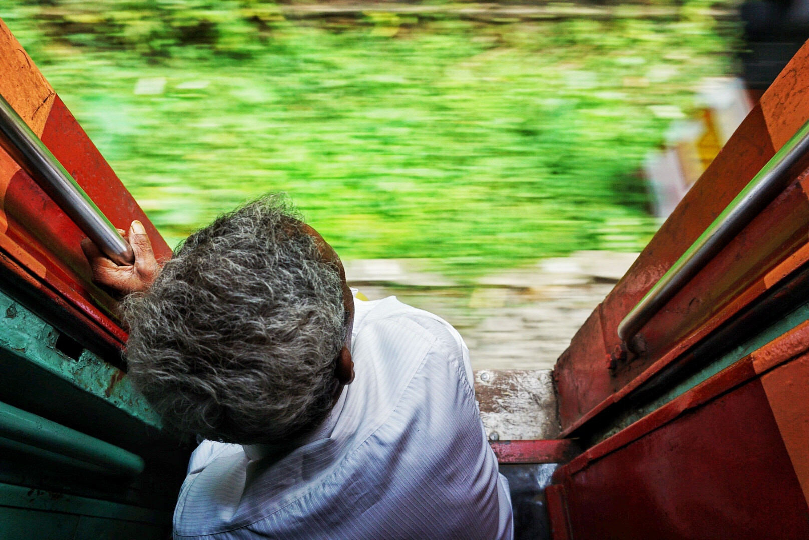 Sony a5100 + Sony E 18-50mm F4-5.6 sample photo. On the train from colombo to mirissa. photography