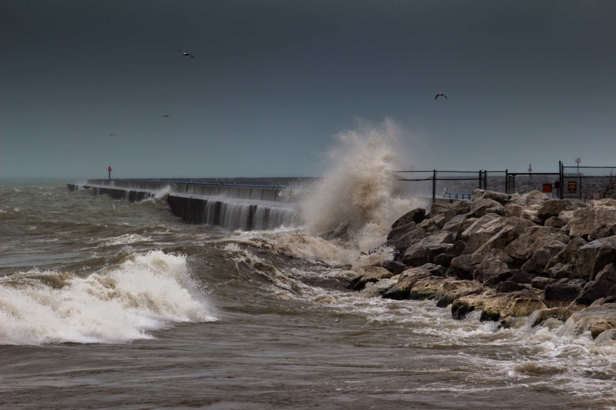 Canon EOS 100D (EOS Rebel SL1 / EOS Kiss X7) sample photo. Lake michigan in winter photography