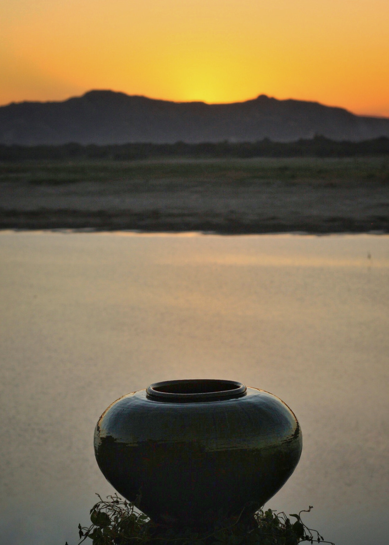 Canon EOS 450D (EOS Rebel XSi / EOS Kiss X2) sample photo. Irrawaddy river pot photography