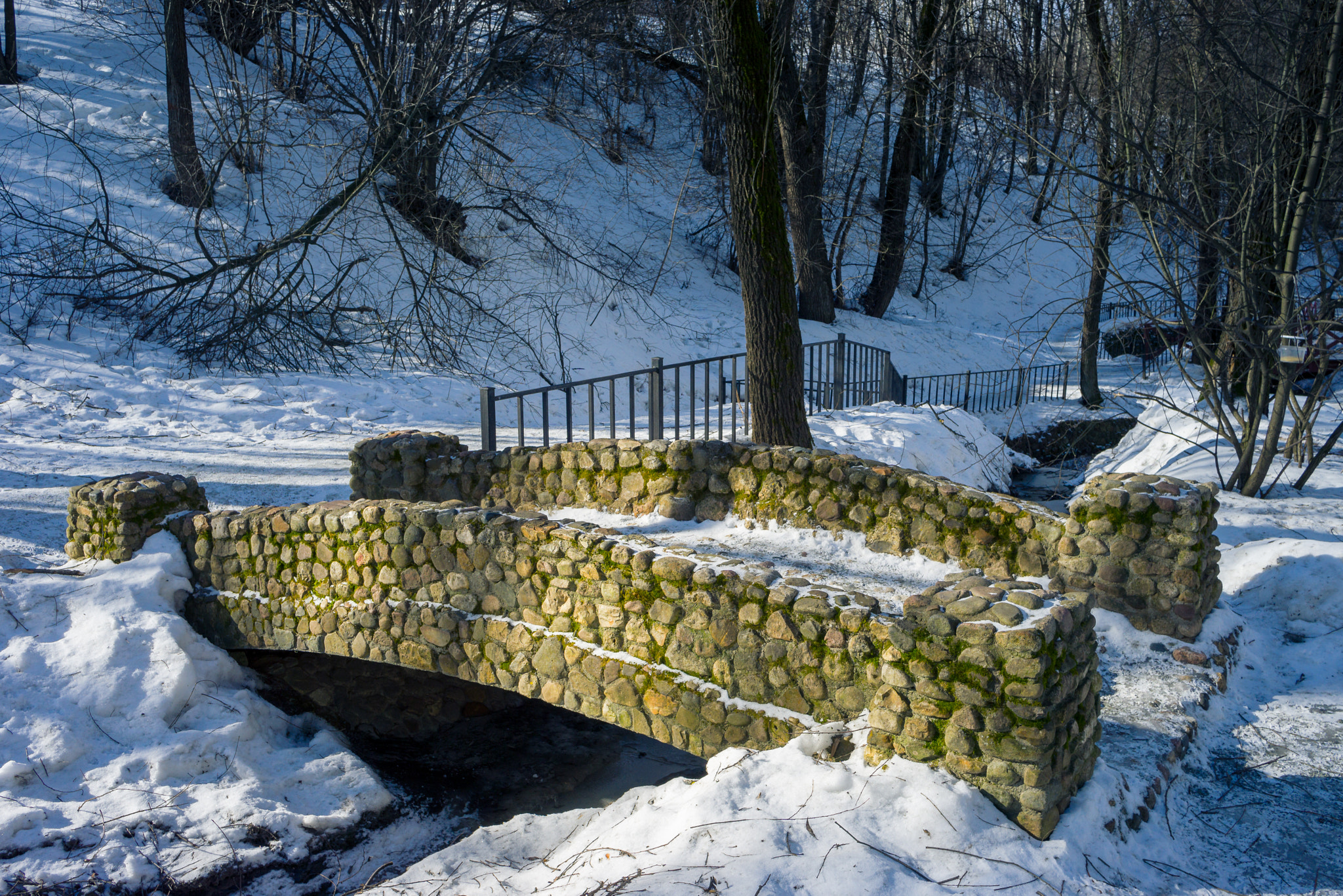 Sony E 20mm F2.8 sample photo. Winter tiny bridge in kolomenskoye photography