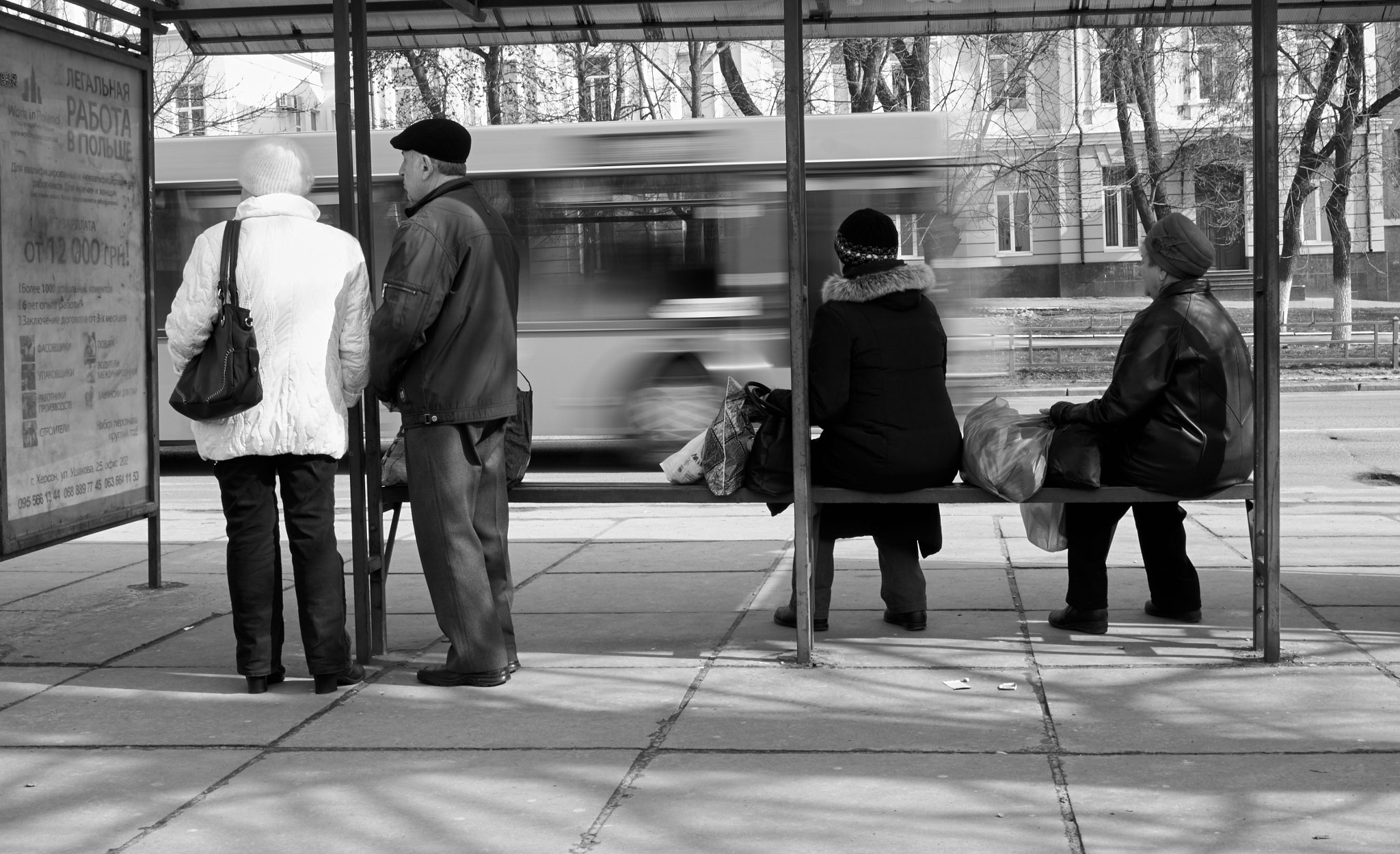 Fujifilm X-M1 + Fujifilm XF 27mm F2.8 sample photo. Bus stop photography