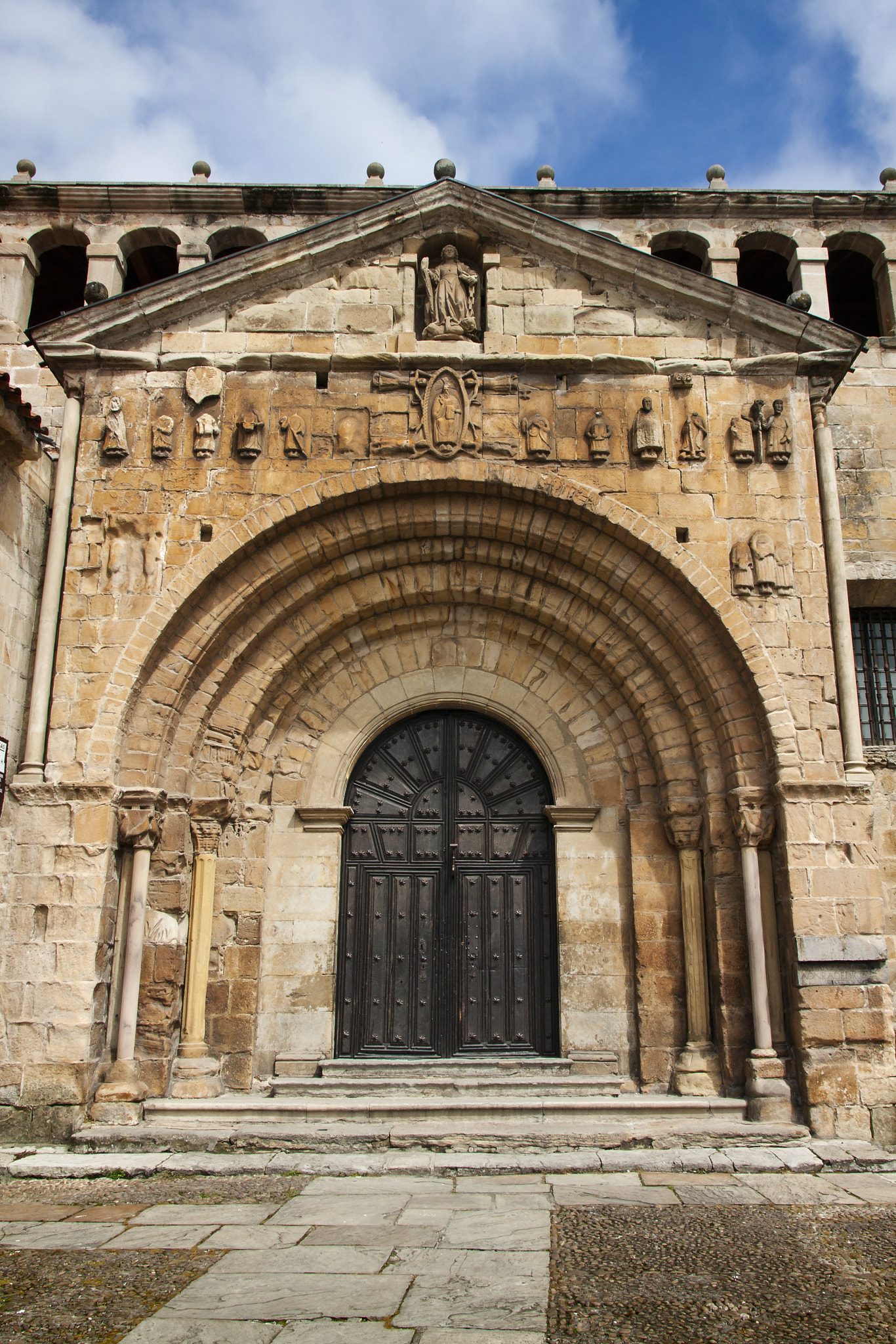 Canon EF-S 17-55mm F2.8 IS USM sample photo. Colegiata santillana del mar photography