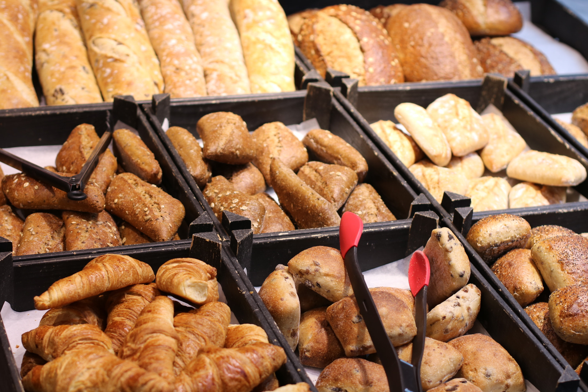 Canon EOS 760D (EOS Rebel T6s / EOS 8000D) + Canon EF 50mm F1.4 USM sample photo. Bakery cafe, amsterdam photography