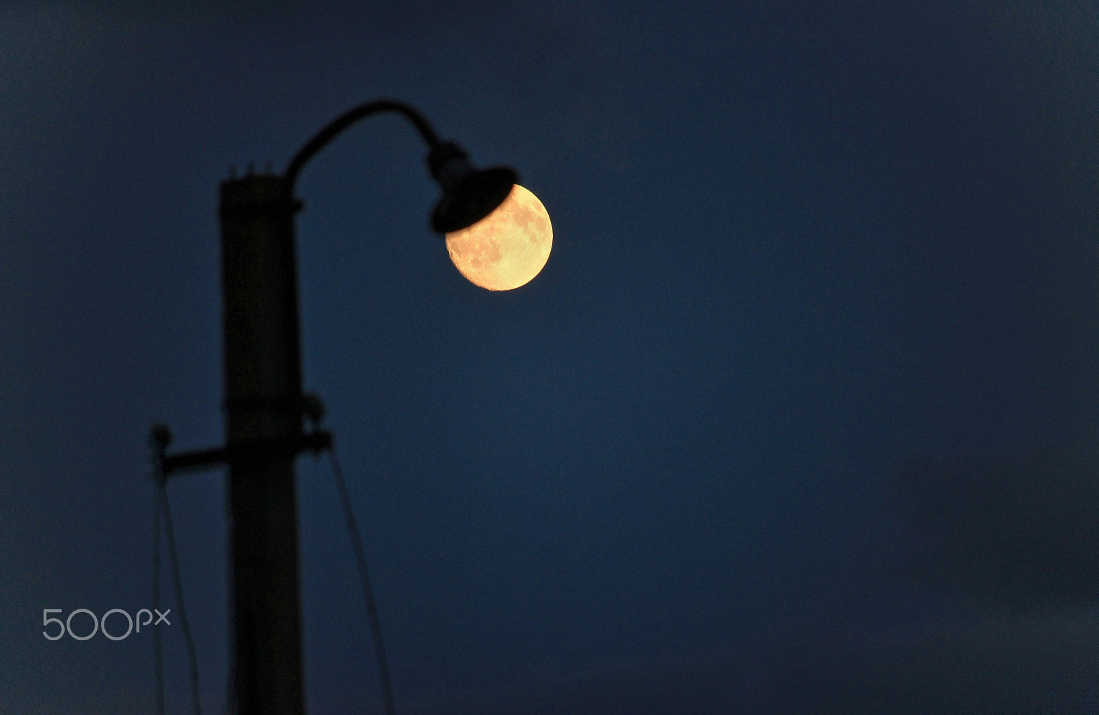 Canon EF-S 55-250mm F4-5.6 IS STM sample photo. Street light photography